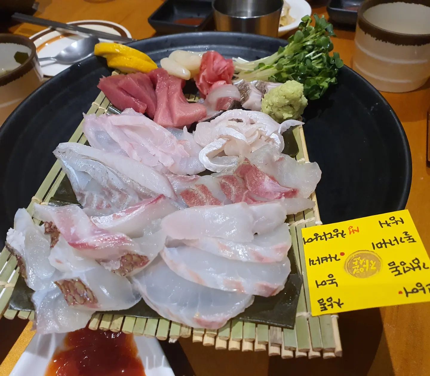 #을지로술집

여기는 이름이 을지로 술집이다~~
숙성회 모듬이 맛있는 집~!^^

나는 회를 잘 못먹는데..
요즘은 조금씩 늘고있다 ㅋㅋ
숙성회가 일반회보다 뭔가 더 나은것같다~^^

대체적으로 회가 신선하고 맛있고
많은 회를 한번에 먹을 수 있어 좋다~! 
특히 참다랑어랑 돔이 맛있었다. 🥰

그리고 여기는 기본안주를 감자튀김도 주는데.. 너무 맛있다!^^

오징어 다리 튀김사진을 못찍었는데 
튀김도 너무 맛있음 😋

네이버에 을지로 술집으로 검색하면 인터넷에 안나오는데 아는사람만 아는곳인가? 을지로 숙성회라 치면 블로그가 많이 나온다!

일찍 안가면 만석인곳 ^^ 

맛집 인정 💕

#을지로맛집#을지로술집#을지로술집추천#을지로회맛집#을지로숙성회맛집#숙성회맛집#을지로숙성회 #미식가#먹방#내돈내산#맛스타그램#먹스타그램#먹팔환영#좋아요환영#먹스타맞팔#인친환영#인친해요#선팔맞팔#선팔하면맞팔#팔로우#맛집탐방그램#맛집투어그램#맛집라운딩