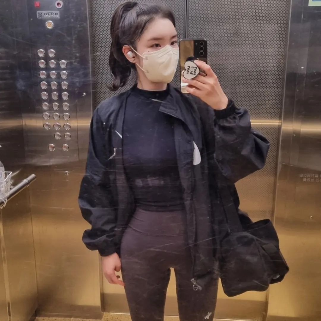 💪
#육퇴 후 헬스장 출근
근 한달째 주 5일 이상은 꼬박꼬박 출근도장 찍기 성공🏋‍♀️

날이갈수록 더욱 에너지가 넘치는 이주니의 체력을 따라잡고자
오늘도 #육퇴후헬스장 으로😂

아직 #프리웨이트 가 두려운 #헬린이 인지라 지난주부터 피티도 시작했답니다😳
이주나 엄마가 한손으로 헬리콥터도 태워줄게! 좀만 기다려👶💪