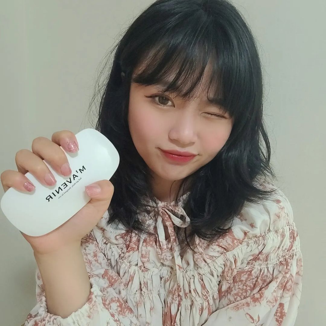 길예지 on Instagram: “#협찬 따뜻한 봄날 블링블링 예쁜 마브니 네일로 기분전환 완료💓 손 크기에 비해 손톱이 작은 편인데 32개의 스트립 중에 맞는 것들 잘 찾아서 사용할 수 있어서 좋았