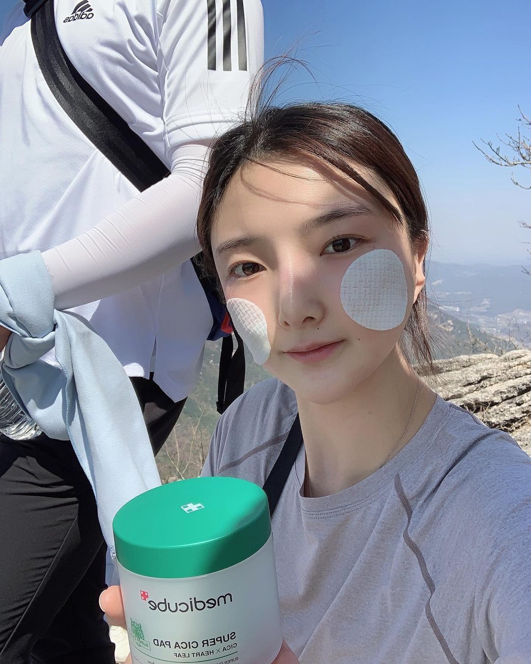 Ⓗ②ⓄⓃ on Instagram: “요새 날이 부쩍 더워졌어요 마스크쓰고 등산 하려니 얼굴에 자극이 어마어마한데요🥲 . 한껏 달아 오른 피부에 #메디큐브슈퍼시카패드 를 올려주니 순식간에 열감이