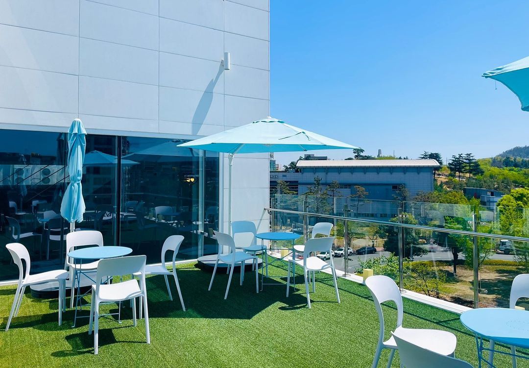𝓟𝓲𝓪𝓷𝓲𝓼𝓽. 𝓨𝓮𝓳𝓲𝓷 𝓚𝓲𝓶 on Instagram: “#내돈내산카페 #더문커피 🍹 따뜻한 날씨에 테라스카페 찾아 더문커피 동촌점으로 ! . 3~5층을 단독으로 사용하면서 넓은 테라