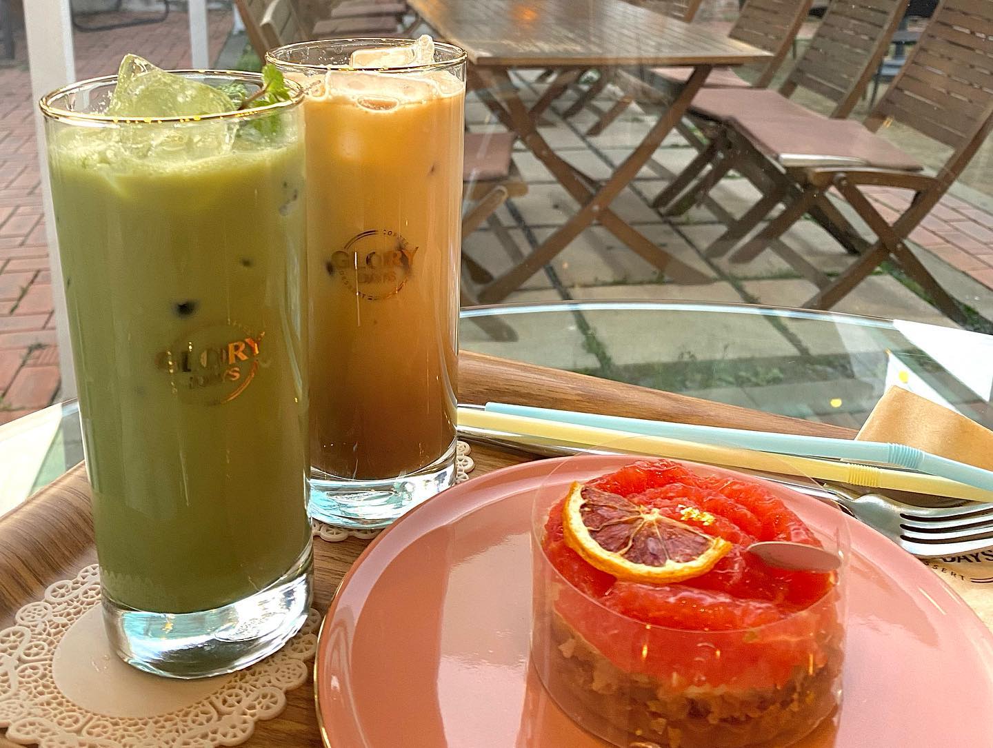 타르트가 맛있는 글로리데이즈🥧

얼마전에 유림공원에서 튤립을보고 궁동카페에 다녀왔습니다🌷

내부공간도 넓고 야외 테라스도 있더라고요 그리고 무엇보다 중요한 타르트의종류가 많고 맛있다고 하길래 가봤어요!🤩

건물이 특이한 구조로 되어있더라고요 양쪽에 두개로 분리되어있었어요
한쪽은 조금 아담하게 되어있는데 프라이빗하고 좋은거 같아요

테라스도 두개로 나눠져있는데 날씨 좋을때 나와서 먹어도 분위기 좋을것 같아요!!

음료는 바닐라라떼, 녹차라떼를 시켰고 타르트는 자몽타르트를 시켜봤어요 

음료는 크게 비싸진 않았지만 타르트 가격은 6500정도 하더라고요 

조금 비싸다고 생각이 들었는데 생과일도 듬뿍올라가고 너무 맛있어서 아깝지는 않았어요😘 다음에 오면 다른 타르트도 먹어봐야겠어요 ~~

9시부터 타르트를 10%할인해주시는것 같더라고요 참고하셔서 사셔도 좋을것 같아요!!

글로리데이즈 추천드립니당❣️

#대전맛집 #궁동맛집 #글로리데이즈 #궁동글로리데이즈 #타르트맛집 #과일타르트 #타르트 #카페맛집 #분위기좋은카페 #카페 #궁동카페 #궁동카페추천 #테라스카페 #맛집투어 #맛집추천 #맛집스타그램 #맛집탐방 #맛집맞팔 #맞팔해요 #맞팔환영 #선팔하면맞팔 # #먹스타그램 #먹스타맞팔 #먹스타 #맛집추천
