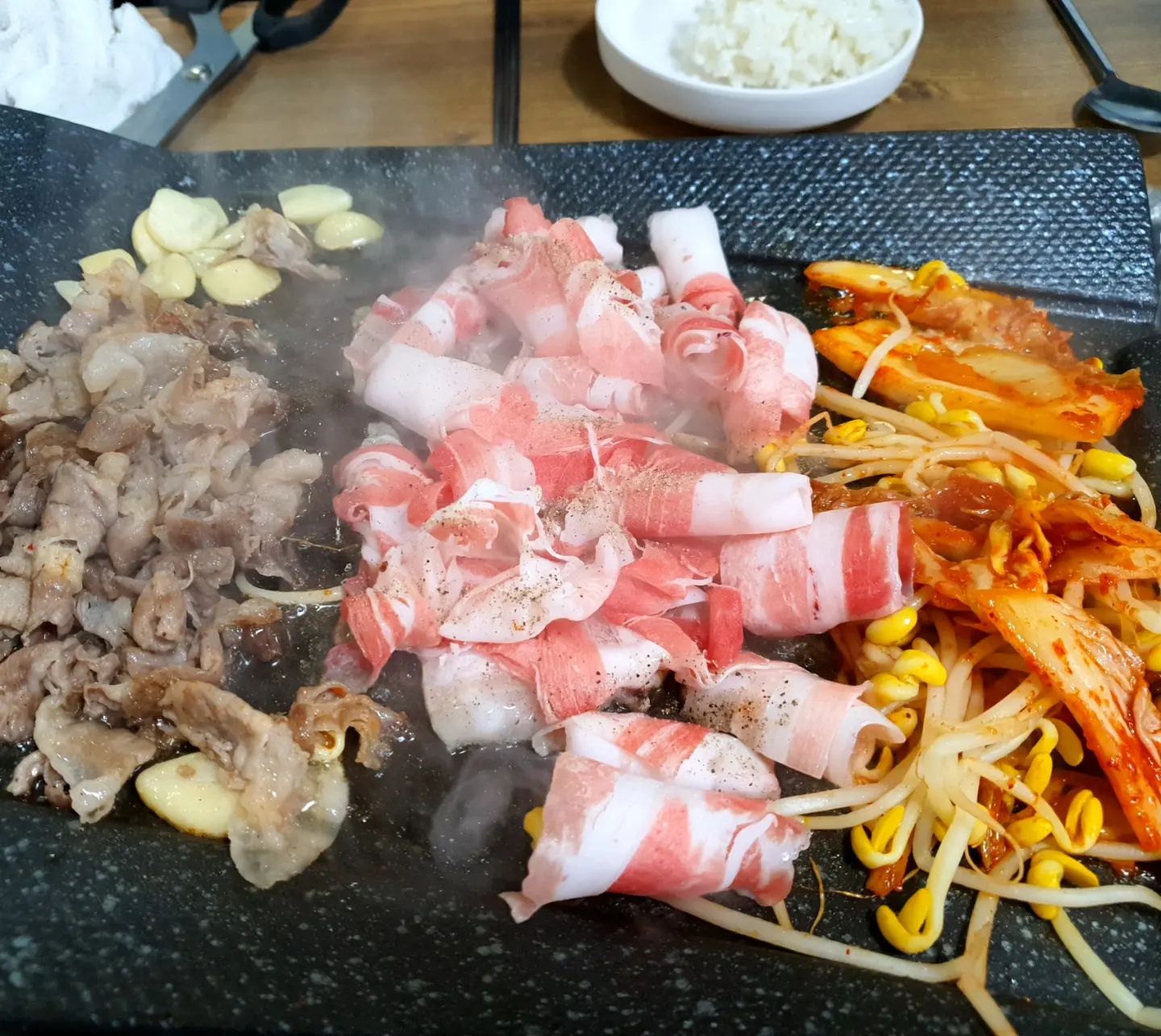 #대박집천호점

암사동에 있는 대박삼겹살~! 
20대부터 먹었던 곳이라 가끔씩 생각난다~ 

요즘은 대패 삼겹살이 많이 없어졌는데 
옛날에 유행했을때 정말 많이 먹었는데..^ ^

 아직도 동네에 있어서 너무 좋다♡ 

추억의 맛🥰
밥도볶아먹고 꿀맛😍

가성비 좋은 삼겹살♡♡ 

#천호맛집#강동구맛집 #천호동맛집#암사맛집
#대패삼겹살맛집#대패삼겹살#냉동대패삼겹살#미식가#먹방#내돈내산#맛스타그램#먹스타그램#먹팔환영#좋아요환영#먹스타맞팔#인친환영#인친해요#선팔맞팔#맛집라운딩#맛집투어