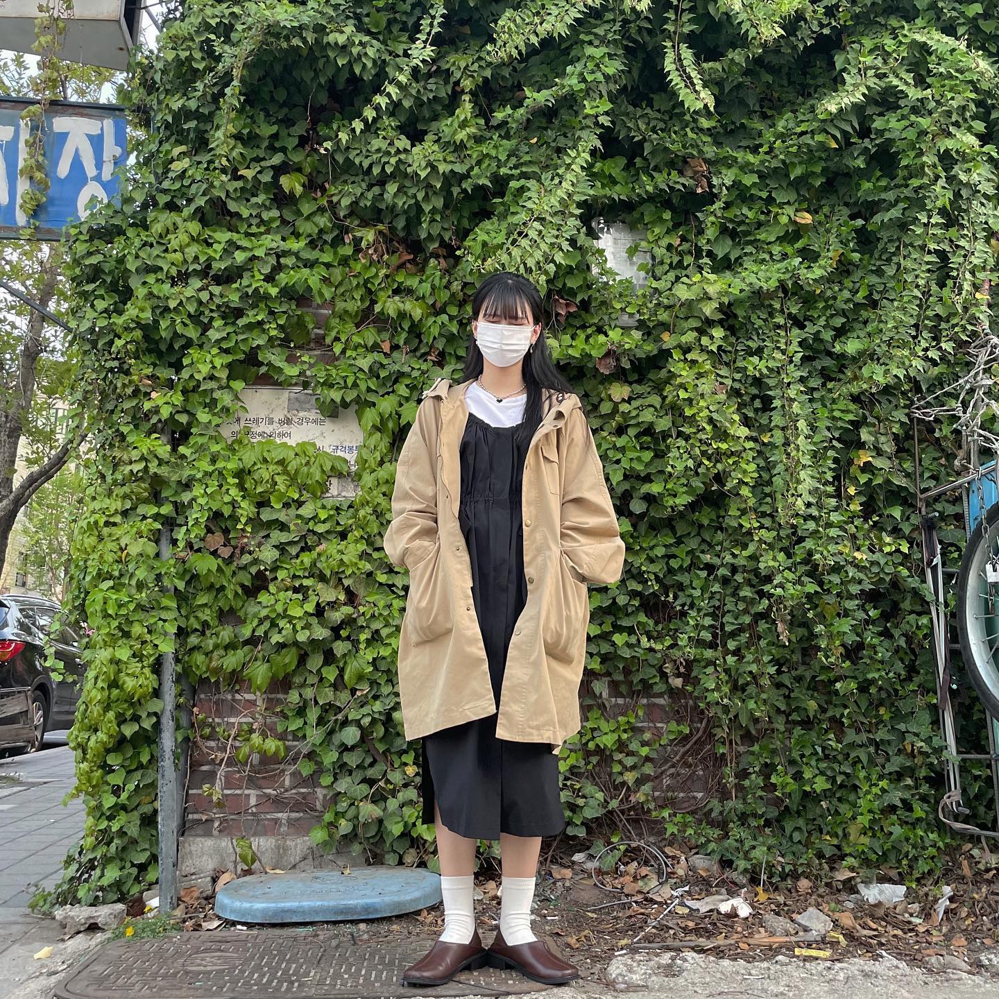 #리미옷장탐구생활

지나가다 주차장에서📸 
아직 개파카 입어도 괜찮은 날씨인 것 같아요! 살짝 땀은 났지만•• 
그래도 귀염탱이니 됐어‼️
아 신발도 샀어요🤎 가로수길에 ‘사뿐’매장 세일중이라 브라운 로퍼 데려왔어요🤩
.
.
.
.
#패션 #패션스타그램 #패션계정맞팔 #꾸안꾸 #스물넷 #20대코디 #코디추천 #캐주얼룩 #스트릿 #스트릿룩 #빈티지 #힙찔이 #한남동나들이 #여자코디 #힙찔이 #코디 #개파카 #원피스 #원피스코디 #신사나들이 #데일리룩 #ootd #오오티디룩 #빈티지 #빈티지룩#일상룩 #데일리코디 #맞팔 #선팔맞팔