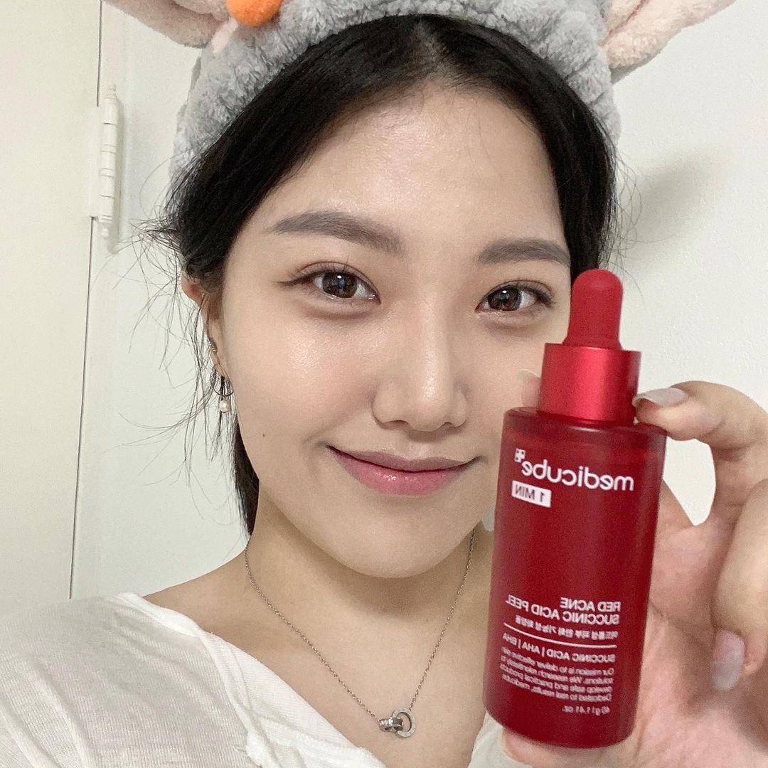배윤서 on Instagram: “메디큐브 레드 아크네 석시닉엑시드 필🌹 #AD#협찬 요즘 올라오는 트러블과 거칠어지는 피부때문에 신경쓰였는데 이제품은 여드름균부터 피지, 각질을 씻어내는 아크