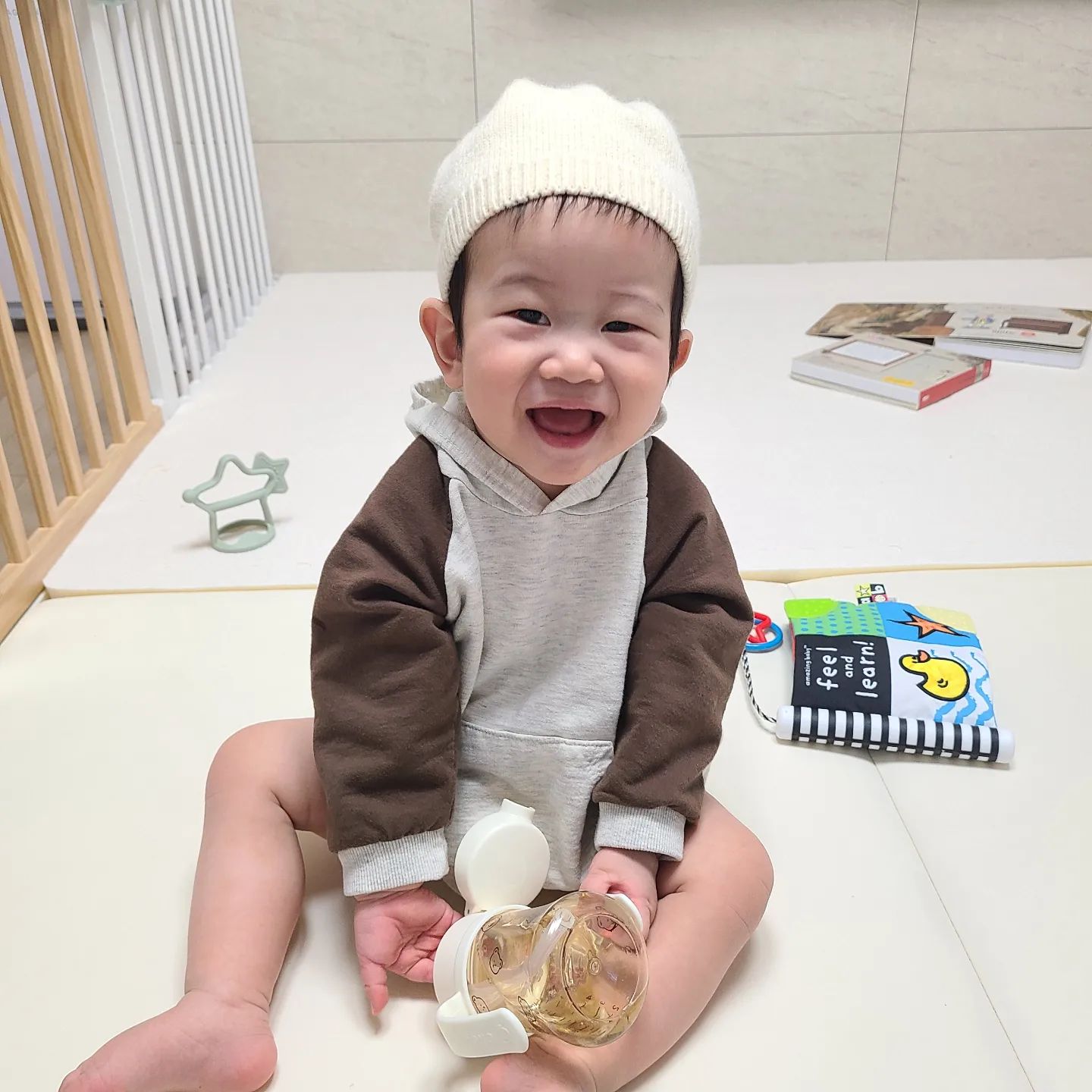 ⁣
+ 10개월 16일⁣
장꾸미 가득한 아더님 😘⁣
⁣
언제 이렇게 컸나 싶은데⁣
아직 걷지도 못하고 말도 못하고,⁣
언제 엄마랑 쫑알 쫑알 떠들거야?⁣
⁣
#아들스타그램 #아들맘일상 #아들맘그램