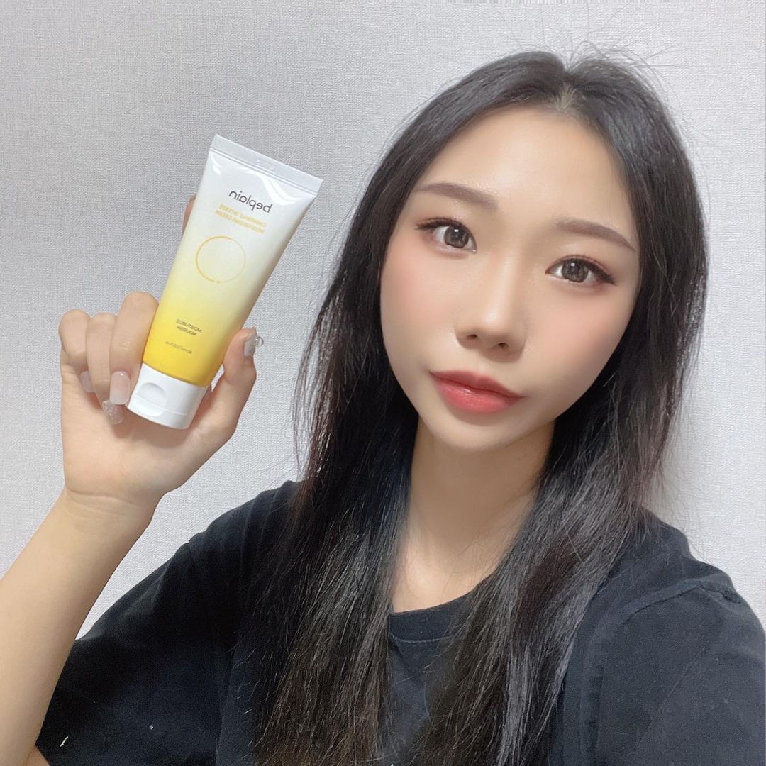 유 림, 奇唯琳 on Instagram: “#협찬 #광고 보습 짱짱이라 가을 겨울 보습 토너&크림으로 사용하기 딱 좋아요👍🏻 실제로 환절기만 되면 피부가 엄청 건조해지고 일어나는데, 오랫동안 촉촉하