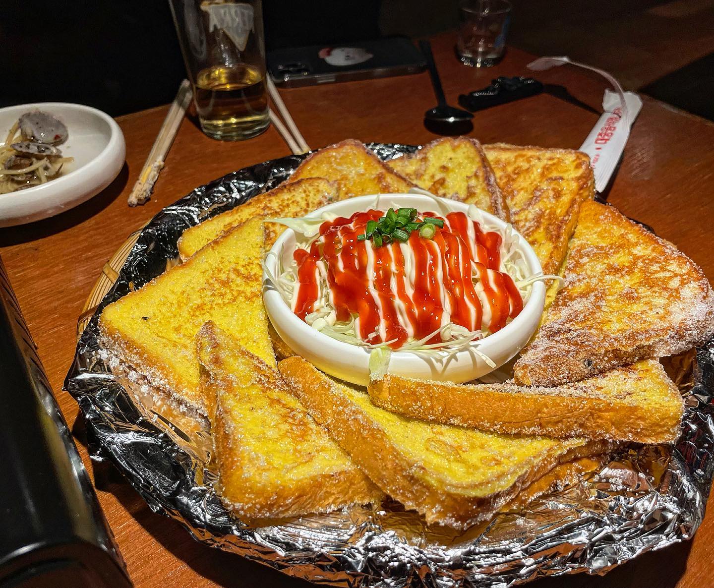 🏠초장
🍞설탕계란토스트

술집에서 달달구리 먹기
완전 최고 별미 ㅠㅠ 달달하고 촉촉하고~~술먹다가 잠깐 휴식타임😋
다른 안주도 꿀맛인데 토스트는 입가심에 딱
_
_
_
#동성로#동성로맛집#동성로술집#동성로카페#삼덕동맛집 #삼덕동술집 #삼덕동카페#대구#대구맛집#대구술집#술스타그램#먹스타그램#초장#동성로초장#술안주 #먹팔#먹스타맞팔 #먹방#foodstagram #foodstylist #foodphotography #맞팔 #좋반#좋아요반사