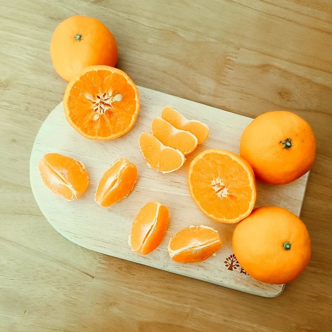 #제품제공협찬 
#어멍미깡 #카라향🍊

4월~5월에 수확할 수 있는 품종이라 
지금이 딱 제철인 제주 카라향🍊

사실 카라향은 처음인데 
소과라 그런지 생김새나 크기가 
감귤이랑 비슷하더라구요. 

껍질이 조금 두툼한 편이지만 
오렌지처럼 단단하지는 않아 
손쉽게 까 먹을 수 있었어요. 

감귤보다 향도 좋고, 
고급스럽게 새콤달콤해서 
정말 맛있어요~😋

후숙 과일이다 보니 
며칠 숙성시켰다 먹으니까 
달달해져서 맛이 더 좋았어요.😍

✓Thank U 어멍미깡 dwal12 

제주 서귀포 산지직송으로 
신선하면서도 맛있는 카라향을 
집에서 바로 즐길 수 있어요~

오늘부터 3일간 1+1행사한다고 하니 
지금 저렴하게 구입하세요.🤗

⬇️[구입링크]⬇️
https://smartstore.naver.com/mikkangmall/products/6536799178

#제주카라향 #제주도카라향 #카라향 #맛있는과일 #제철과일👍 #봄귤 #여름귤 #고당도과일 #제철먹거리 #귤로향 #만감류 #새콤달콤귤 #맛있는귤 #제주도과일 #제주과일맛집 #제주산지직송