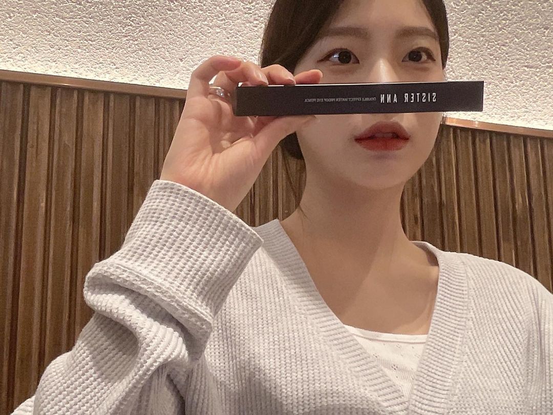김지연 on Instagram: “#협찬 씨스터앤 아이라이너 발림성에 1차 놀라고 번짐 테스트 해보고 2차 놀람,, 내 밍숭맹숭한 눈에 생명을 넣는 영상까지 봐주기😂…”