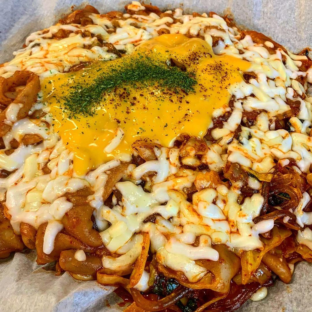 유메의 먹스타그램 on Instagram: “🙋🏻‍♀️치즈에 질식하고 싶은 사람 여기 주목 #유메_서울 #유메_중랑 📍#울타리곱창、중랑구 중랑역로 20 두터운 치즈이불 덮은 야채곱창이 바로 여기!