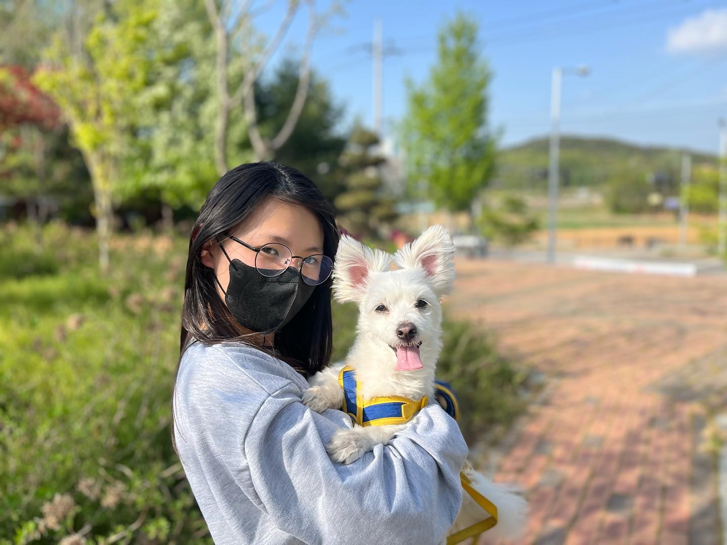 초등학교 6학년
시력검사 결과 
0.6 / 0.3 
결국은 안경 ㅠㅠ
눈은 한번 나빠지면 답이 없음
하아….더이상 나빠지지만 말자 
오늘의 너와 어제의 너
이미지가 확 바뀜
#잘어울리네 #결국엔 #안경
#교정시력 #적응잘하길 
#깨질까봐조마조마