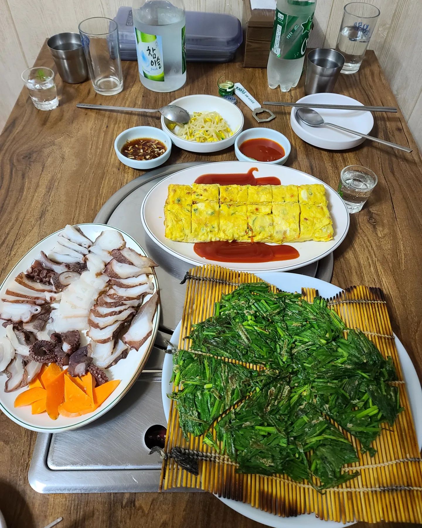 뒷골목 용리단길에 위치한 핫플레이스 실내포차

✅️ 대박포차

로컬 주변 🙋🙋‍♀️직장인들 사이에서 줄 서서 먹는 맛집으로 유명한 이곳은 7시가 조금 넘은시각에 방문했음에도 이미 실외쪽은 자리가 다 차 있어서 안쪽으로 이동했다. 안쪽으로 들어갈 때는 자기 신발은 봉지에 넣어서 보관해야 한다. 나중에 남의 신발을 신고가는 불상사가 생기는 경우도 있다고..🥺

메뉴판을 보니 다 하나씩 시켜보고 싶은 마음이 굴뚝이였지만 부추전,계란말이,문어숙회를 시켰다. 밀가루 없이 오롯이 부추만으로 만든 부추전은 얇고 바삭한 식감이 정말 최고다. 거기에 계란말이는 비쥬얼과 크기에 반해버림. 🐙 문어숙회는 과하지 않게 삶아진 속살이 쫀득하면서 다른 안주들과 조합이 최고다.

📮 주소 : 서울 용산구 한강대로62길 52
이용시간 : 정확한 정보없음 / 다음에 사장님한테 여쭤볼 예정
☎️ : 02-793-5965

🍽 계란말이 : 10,000원 / 부추전 8,000원 / 문어숙회 20,000원

#삼각지맛집 #삼각지역맛집 #정군_삼각지역맛집 #삼각지술집 #삼각지핫플 #삼각지핫플레이스 #핫플투어 #핫플맛집 #노포맛집 #포차메뉴 #삼각지데이트