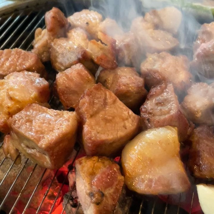 #회식추천
문정역에있는 문정돈이라는 돼지고깃집🐷🐷
회사 점심회식할때 처음찾아보고 간곳인데 분위기는
약간 저녁회식을 해야할거같은 인테리어였다,,,😎
첨가보는곳이라 반신반의하면서 고기나오기를
기다리고 내가 먹을거니!! 정성껏 구웠당 ㅋㅋㅋ
구우면서 배가고파서 그런지 냄새가 끝장났다
생으로 나온비주얼부터 먹고싶은 때깔이긴했다,,🤔

다굽고 한입 먹었는데,, 와우 육즙 퐝터지면서 질기지도않고
입에서 사르르사라지더라 정녕 돼지고기가 맞는건가!
글구 여긴 희안하게 목살이 둥근원형이아니라 각목같은
두툼한 직사각형으로 나온다! 씹는 식감자체가 달라져서
그런지 JMT!! 문정에 오면 꼭 먹어봐야할 고기맛집🥰
완전추천!!🙏🏻🙏🏻
.
.
📎문정돈
📎돼지고기맛집
📎 서울 송파구 법원로 114 b동 123호