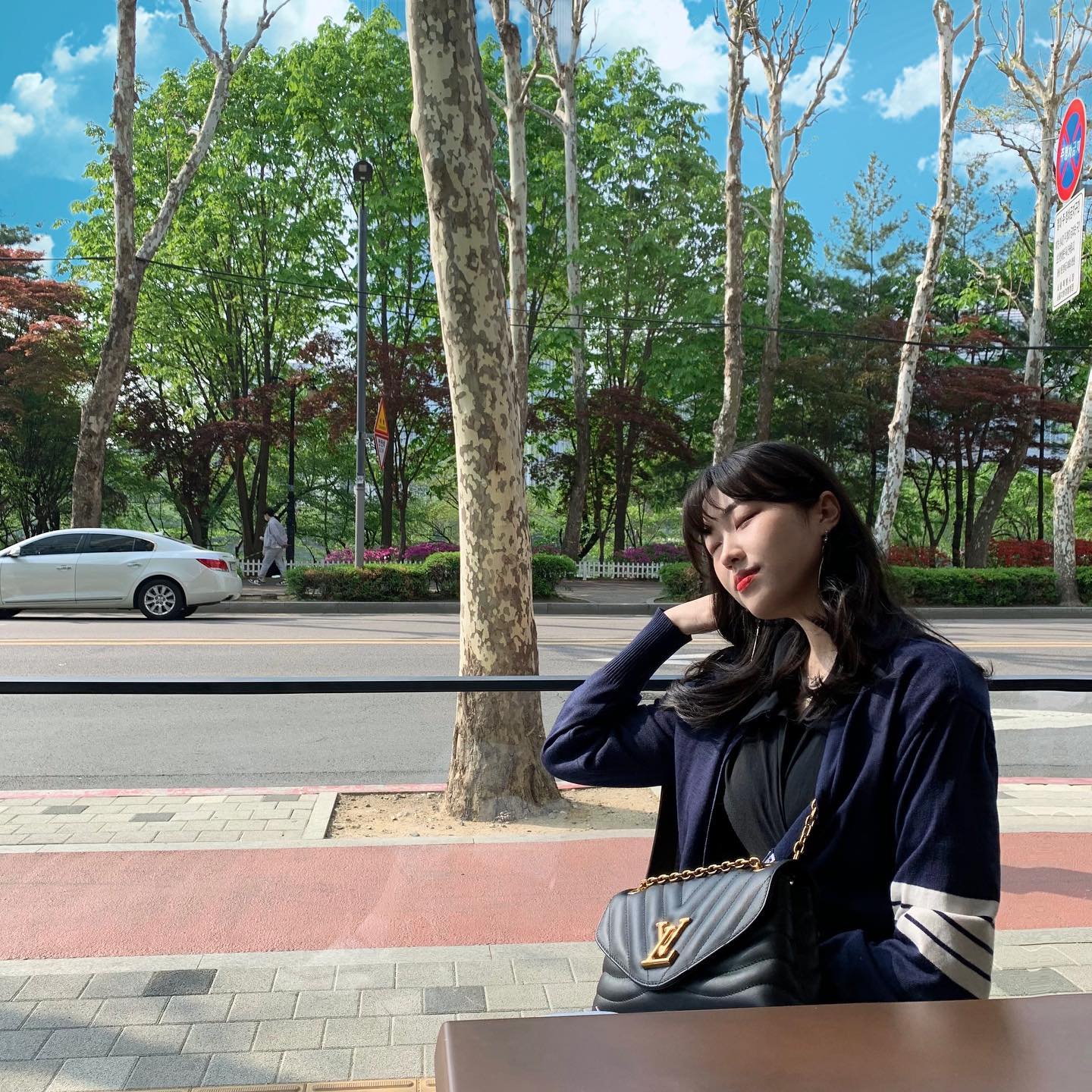 날씨 좋은 날 베이글 먹으며, 석촌호수 보면서 힐링했다☀️

뉴욕에서 제일 유명한 베이글 브랜드 "니.커.버.커" 세계 최초 2호점이 잠실에 생겨서 다녀왔다💓

미국 전역에서 가장 핫한 곳에서 줄서서 먹는 베이커리 카페답게 잠실에서도 줄이 엄청 길었지만 기다리는 거 후회 안 할 맛🍴

크림치즈 가득한 베이글 다시 또 먹고싶다,,, ෆ 주말에 가면 솔드아웃인 경우가 많으니 일찍일찍 가시는 거 추천해요! 날씨 좋으니 포장해서 놀러가는 것도 추천🤍

No콜레스테롤, No트랜스지방, No포화지방에다가 비건을 위한 메뉴도 있어서 다이어터 및 채식주의자 등 다양하게 즐길 수 있다🥗

​#니커버커베이글 #석촌역맛집 #송파맛집 #석촌역카페 #석촌역핫플 #송파핫플 #송파브런치 #석촌호수맛집 #석촌호수카페 #잠실카페 #송리단길맛집 #송리단길카페 #베이글맛집 #디저트맛집 #빵지순례 #빵순이 #l4l #비건빵 #비건베이글 #잠실맛집 #먹스타그램 #선팔하면맞팔 #송리단길 #서울 #소통 #like #daily #일상 #いいね返し#좋아요반사