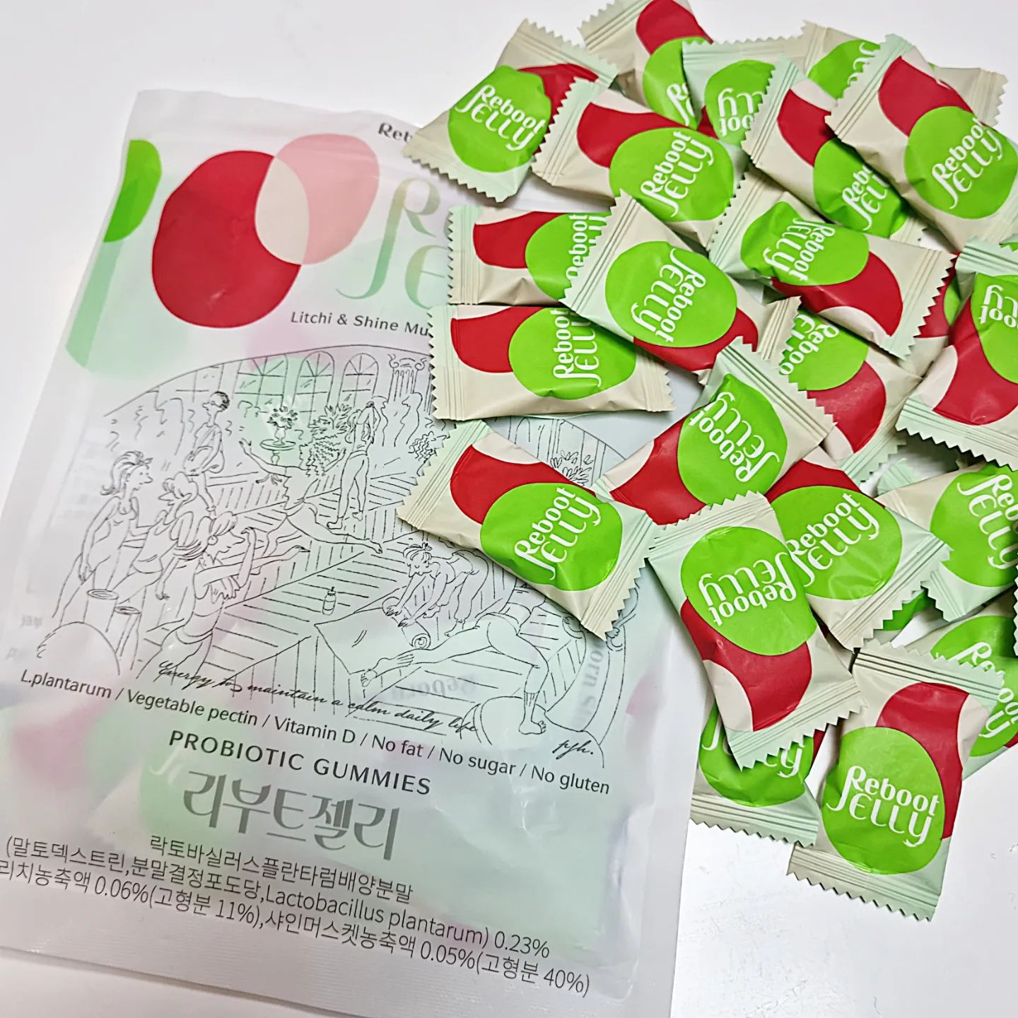 #협찬 #리부트젤리 

운동을 하면서도 마음 놓고 섭취할 수 있는 맛있는 이너뷰티 간식 리부트젤리를 소개할까해요
와디즈 펀딩 리뷰에서도 핫하다는 리부트젤리🍬🍭
식품안전관리인증 HACCP 인즌 제조시설에서 엄격한 제조 공정을 준수하여 만들어 믿고 먹을 수 있더라구요👍🏻
특히나 리부트젤리는 이너뷰티 간식이라는 말에 걸맞게 4세대 유익균인 포스트바이오틱스가 첨가로 유익균은 증가시키고 유해균은 억제시켜줘요
뿐만 아니라 현대인들이 많이 부족한 비타민D
간편하게 1일 섭취량을 젤리로 섭취할 수 있어서 좋더라구요
설탕이 아닌 천연성분인 스테비아를 사용하여 트렌스지방은 낮추지만 달달한 맛은 그대로 유지를 해서 자꾸 손이 가요😍
맛도 샤인머스킷과 리치로 두가지를 맛 볼 수 있어요☺
개별포장으로 가지고 다니면서 먹기에도 좋은 리부트젤리 한번 드셔보세요~🥰 

✔리부트젤리
rebootlife_official 

#협찬 #이너뷰티 #리부트라이프 #리부트젤리 #리부트유산균 #젤리 #유산균젤리 #간식 #건강간식 #당뇨간식  #아이간식 #제품협찬 #제품제공 #제품소개 #제품리뷰 #먹스타 #먹스타그램 #맛스타 #맛집스타그램  #먹팔 #일상 #좋아요 #팔로우 #daily #jelly #innerbeauty #foodie #foodstagram #like #follow