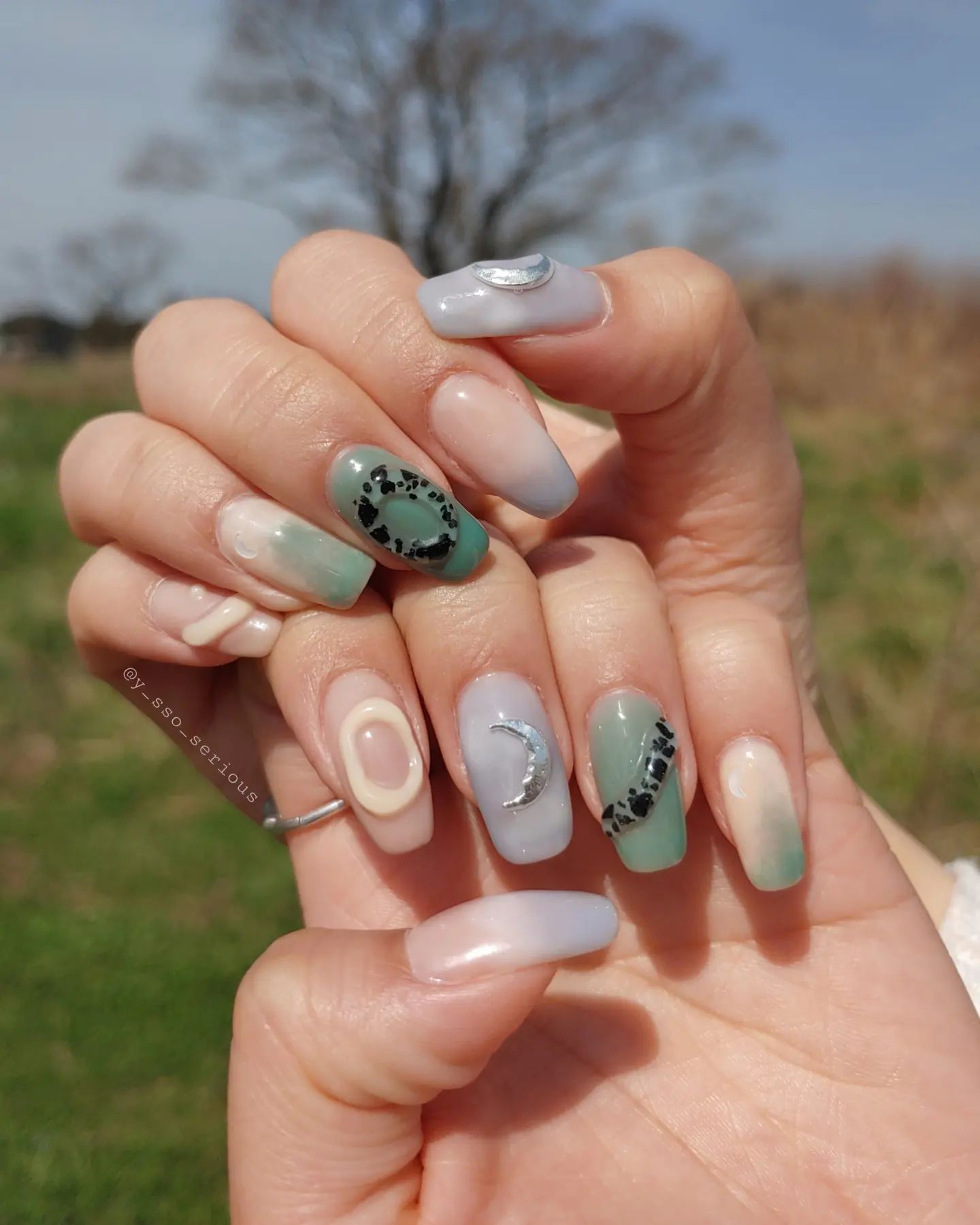 220325~220424 #yssoseriousnail

fiote_korea #피오떼 컬러젤
izemikorea #아이즈미 #레진젤 패스트, #레진탑
dgel_korea #디젤 #허니베이스
nailmall_yaaa #야젤 NT601, 글리터
thegel_official #더젤 컬러젤
pochit_nail #포칫 #카우글리터

#셀프네일 #늬앙스네일 #달네일