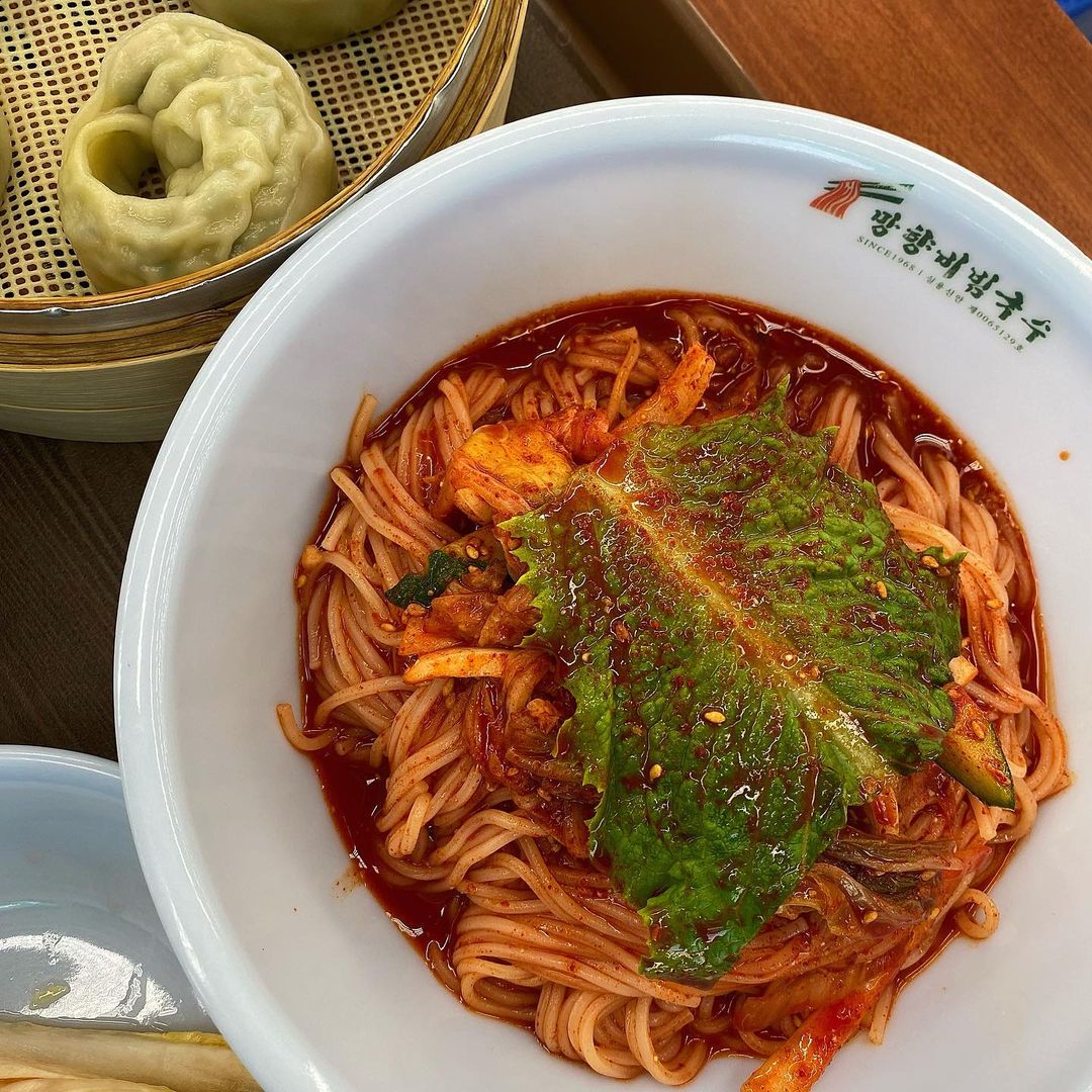 베이칙 on Instagram: “#망향비빔국수#본점#연천맛집#데이트코스 드디어 가봤다,,❤️‍🔥 강철비에 나왔다던 그 국수집!!!!!! 비빔국수파 모여랏〰✌🏻✌🏻 일단 면부터 모든걸 직접 만드는