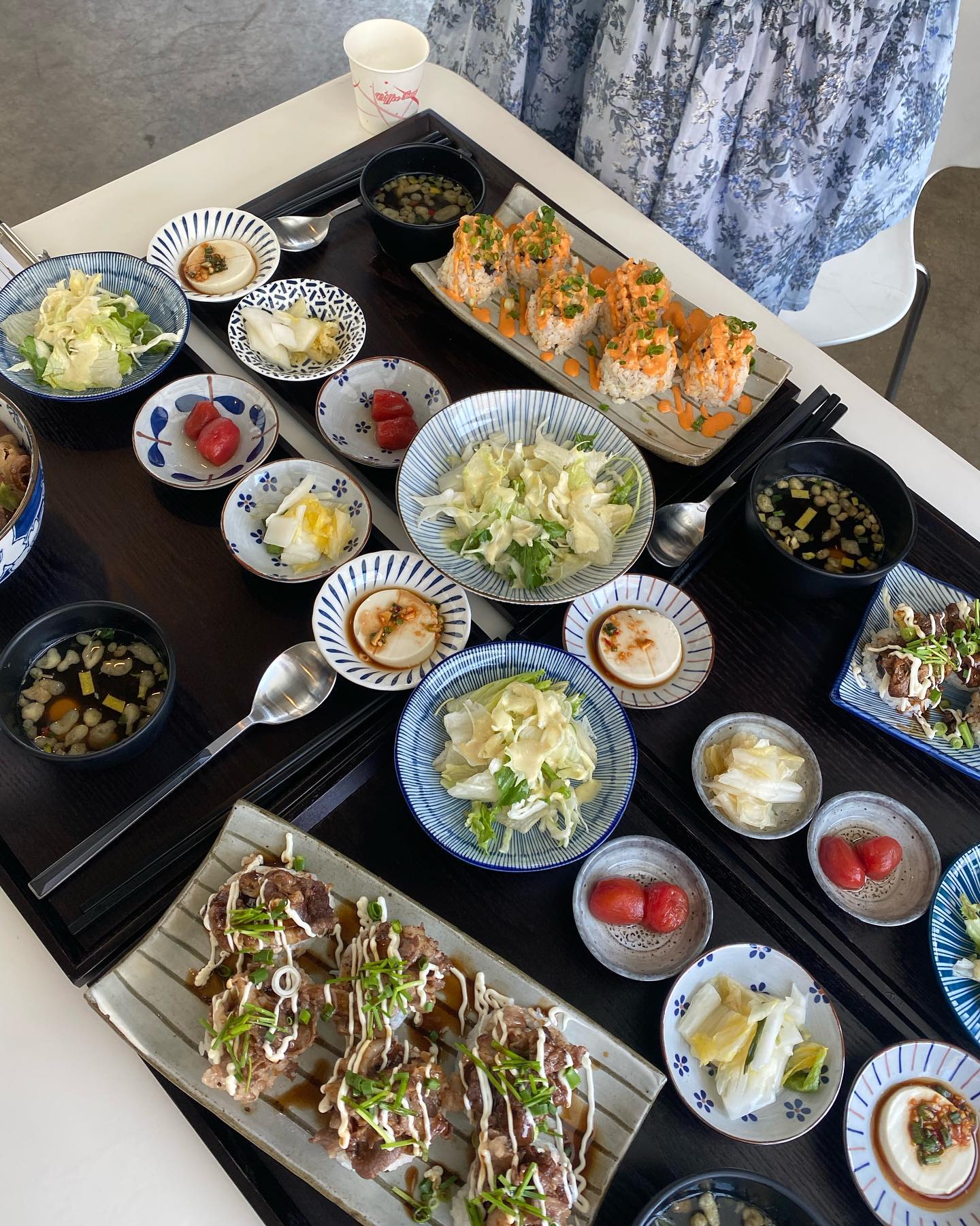 우송대 근처에 일식롤을 판매하는 '솔반하루나츠'🍣🍤

안녕하세욤! 최근에 친구들이랑 갖다온 하루나츠를 소개해드리려고 해요

솔반은 우송대외식조리학과가 돌아가면서 창업을 해보는 곳인데 이번에는 일식을 한다고 해서 가보게 되었어요!

챠슈동, 규동, 새우마끼, 묵은지참치롤, 우삼겹참치롤 등 덮밥이나 롤이 중심으로 있는거 같아요!

오픈한지 얼마 안되서그런지 점심시간에 줄이 길더라고요 저희는 한 1시간 안되게 기다려서 먹은거 같아요! 😅

우송대 주변에서 줄서서먹기는 또 처음이네요🤭 그만큼 맛있다는 얘기겟죠?
미리 메뉴를 물어보셔서 그런지 앉아마자 거의 바로나오긴 했어요

저희는 우삼겹, 묵은지롤, 규동 이렇게 시켜서 먹었는데 롤은 커서 그런지 한입에 먹기는 힘들더라고요 하지만 맛은 있었어요 뷔페에서 먹는 롤맛이더라구요☺️

저는 규동이랑 우삼겹롤이 맛있더라고요
역시 고기들어간건 실패할수가 없죠

무난하게 맛있게 먹었던 곳이였어요!
우송대 근처에 사시는 분들이나
일식을 좋아하시는분들은 한번쯤 가보셔도 좋을것 같아요!

🚨시간이랑 브레이크타임 참고해서 가세요
https://instagram.com/solban_73th?igshid=YmMyMTA2M2Y=

#대전맛집 #우송대맛집 #솔반 #솔반하루나츠 #하루나츠 #맛집 #대학가맛집 #일식롤 #규동 #묵은지참치롤 #우삼겹롤 #일식맛집 #맛집투어 #맛집추천 #맛집스타그램 #맛집탐방 #맛집맞팔 #맞팔해요 #맞팔환영 #선팔하면맞팔 # #먹스타그램 #먹스타맞팔 #먹스타 #맛집추천