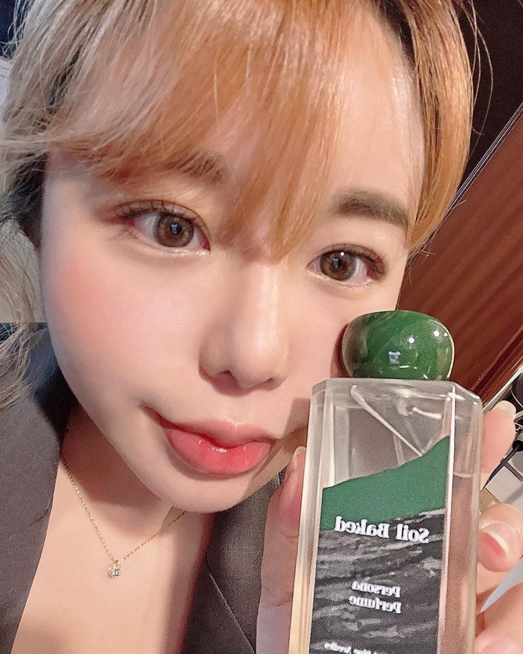 예지’s Instagram post: “#협찬 @jul7_me 줄라이미에서 아티스트 미노이를 모델로 출시한 쏘일 베이크드🌿 신선한 토양 위 이슬을 머금은 솔잎의 향을 담았는데, 레몬 바닐라 향이 은은하게 섞
