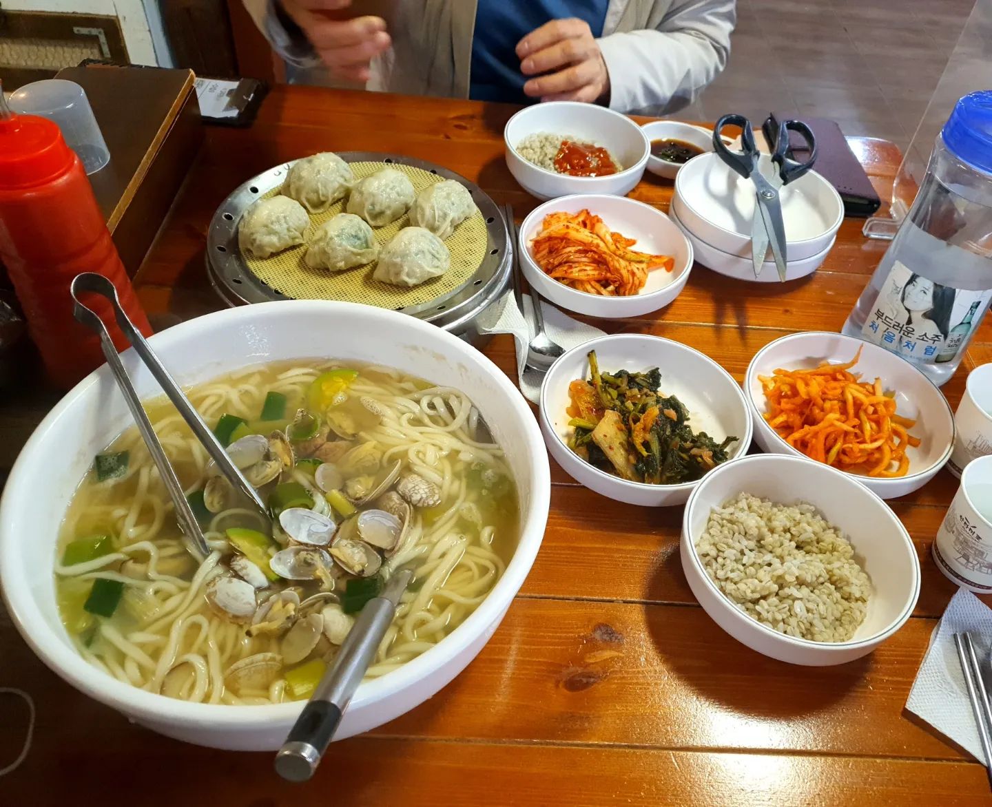 #몽촌토성보리밥손칼국수 

지금은 날씨가 많이 더워져서 
칼국수 먹기는 덥지만 
가끔씩 깔국수가 땡긴다~! 

하남 미사리에 있는 바지락 칼국수 맛집~! 
칼국수 먹기전 열무김치 넣은 보리밥은 필수😊

만두도 얇게 빚어진 피에 안에 속은 꽉차있다~😍

무엇보다 일하시는 분들이 젊은 남자분들인데 파이팅도 있고 너무 친절하시다~! 

음식이 맛있어도 불친절하면 가기 싫은데^^

근처사시는 분들은 한번 가보세요^^ 

#하남맛집#미사맛집#미사리맛집#서울외곽맛집#칼국수맛집#바지락칼국수#바지락칼국수맛집#보리밥맛집#손만두맛집#미식가#먹방#먹부림#내돈내산#맛스타그램#먹스타그램#먹팔환영#좋아요환영#먹스타맞팔#인친환영#인친해요#선팔맞팔#선팔하면맞팔#팔로우#맛집탐방그램#맛집투어그램