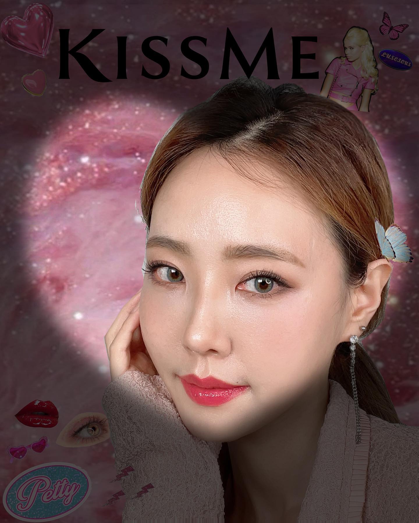 #제품협찬
애정하는 브랜드 키스미💖

몇년째 사용하는 제품도 포함되어 있어
사심 가득 담아 찐리뷰 해보려 한다🙆‍♀️
 
🔹히로인메이크 롱 업 마스카라 수퍼 워터프루프 01 딥블랙
한 올 한 올 연장한 듯한 속눈썹 만들어주는 
수퍼 워터프루프 마스카라〰️
오랫동안 인형같이 풍성한 속눈썹을 선호했는데
요즘에는 가닥가닥 포인트 잡힌 가늘고 긴 속눈썹이
엣지있고 예뻐 보이더라🤔
5mm 짧은 섬유질로 더욱 세심하게 속눈썹에 밀착되어 
뭉치는 연장이 아닌 가늘고 깔끔하게 쭉 뻗어 나가는 속눈썹 완성!

사각지대까지 놓치지 않고 짱짱하게 올려주는〰️
로즈 골드와 레드 조합의  금장 부분 뷰러까지 포함된 기획 세트로
눈 앞머리부터 꼬리까지 예쁘게 올릴 수 있다.

🔹히로인메이크 워터링 아이래쉬 세럼 듀얼 콤 
메이크업 할 때 마스카라에 가장 힘을 주는 편이라
그만큼 떨어지는 속눈썹도 많은 편 ㅜ 후관리를 안할 수가 없다.

2주 정도 꾸준히 사용해 보니 솜방망이 같은 브러쉬가 물건😎
여러개의 원모양이 이어진 독특한 모양인데
세럼이 속눈썹에 잘 묻도록 특화되었다고 한다.

10종 속눈썹 케어 성분의 함유로 눈시림이 적고
워터베이스로 끈적임도 zero🙅‍♀️
연장한 분들도 끈적임 없이 사용 가능할 것 같다. 

🔹히로인메이크 컬 킵 마스카라 베이스
오묘한 블루 그레이 컬러 제품으로 
바른 후 하얗게 떠 보이는 투명, 옅은 블랙 베이스보다
더 자연스러움.

길이가 다른 2종 섬유가 함유되어 있어 마스카라 역할까지 해주니
여름에 단독으로 발라도 예쁠거 같다💙

미온수로 깨끗하게 지워지는 타입으로 편하게 클렌징까지 가능.

🔹아이 메이크업 리무버
키스미의 강력한 워터프루프 마스카라를
말끔하게 지워주는 리무버이다.
마스카라와 짝꿍처럼 같이 쓰게 되는 제품.
아이 메이크업을 진하게 한 날은 추가로
스피디 스피디 마스카라 리무버도 함께 사용하고 있다.
세안한 후에도 눈동자에 조금씩 남아있던
마스카라 찌꺼기가 더이상 남지 않아서 좋다.

세게 문지르지 않아도 마스카라액이 녹아서 떨어져 나가고
보습, 케어 성분 함유로 눈가가 편안해서 꼭 구비해 두는 아이템!
유분으로 팬더되기 쉬운 여름을 위해 꼭 장만하길 추천한다.

케어-메이크업-클렌징까지 쌉 가능한 키스미 4종으로
속눈썹에 날개 달아 보자🙆‍♀️
키스미로 매일 예뻐지자규💖
.
.
.
#키스미 #키스미아이라이너 #키스미마스카라 #히로인즈 #마이키스미 #프라임마스카라 #올리브영마스카라 #속눈썹세럼 #마스카라베이스 #키스미리무버 #리무버추천 #워터프루프리무버 #eyemakeup #mascara #eotd #kissme #fff #lfl #f4f #follow #like #follow4follow #followme #follow4like