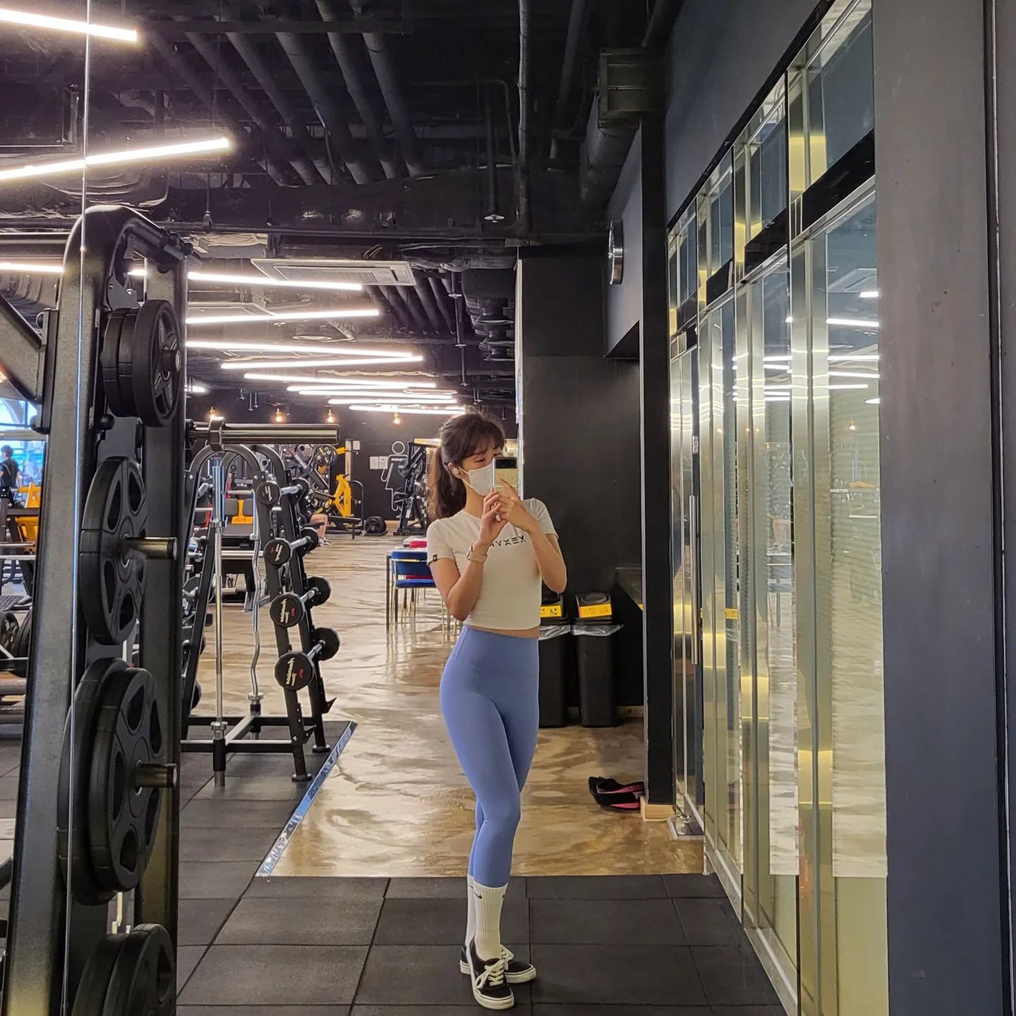 220430 #혜디니_하체
오늘은 저녁에 결혼식을 가야해서 아침 운동을 했습니다!!
지금은 광주가는 srt안이에요🚄
저녁결혼식도 야외결혼식도 처음인데 너무 예쁠것 같지않나요?? 왕기대중!!
.
최근에 술약속도 많고 맛난것도 많이 먹으러 다녀서 
오늘은 꼭 운동해야지 하고 헬스장에 갔는데요
분명히 등을 하러 갔거든요??
근데 저도 모르게 몬스터글루트에 앉아있고?
빵댕이는 아파오고??ㅋㅋㅋ
자연스럽게 하체 운동으로 넘어갔어요🤣
하지만 공복하체는 뭐다??
죽.을.맛.이다~
.
인친님들 호옥시 브링샐리업이라고 들어보셨나요??
브링샐리업~ 브링샐리다운~
노래에 맞춰서 하는 스쿼트 챌린지인데요
4분이라고 얕봤다간 큰일납니다!
예전에 서킷운동센터 다녔을때는 종종 했었는데, 오랜만에 생각나서 해봤어요!
그때보다 스쿼트 홀딩이 안정적이고 덜힘들어서 뿌듯뿌듯☺️
기회가되면 꼭 해보세요!! 고통을 함께 합시다😉
.
짜릿한 빵댕이와 함께 #오운완
.
#몬스터글루트 각5kg x 3set
#바벨스쿼트 20kg x 1set, 30kg x 4set
#바벨스티프데드리프트 20kg x 4set
#브링샐리업 1회
#아웃타이 + #이너타이 (60,22.5)kg x 4set
#벤치싯업 20회 x 3set