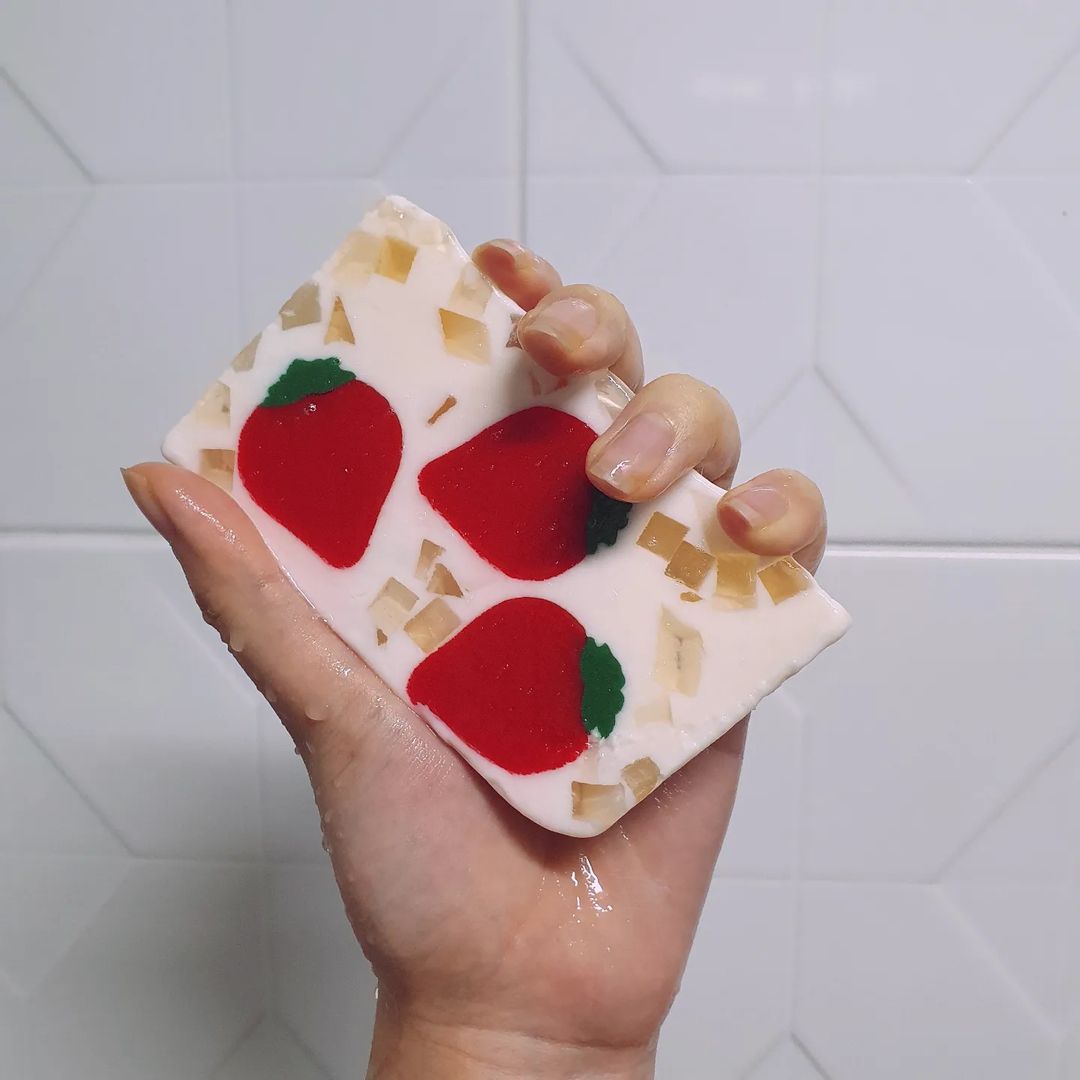 @atrengths on Instagram: “@primalelements_official_kr 비누가 이렇게 예쁘고 귀여울수가🍓 귀여운 모양에 한번 반하고 비닐 뜯기도 전에 풍기는 향기에 두번 반했어요 사용할때는 더더욱 진하게 나는