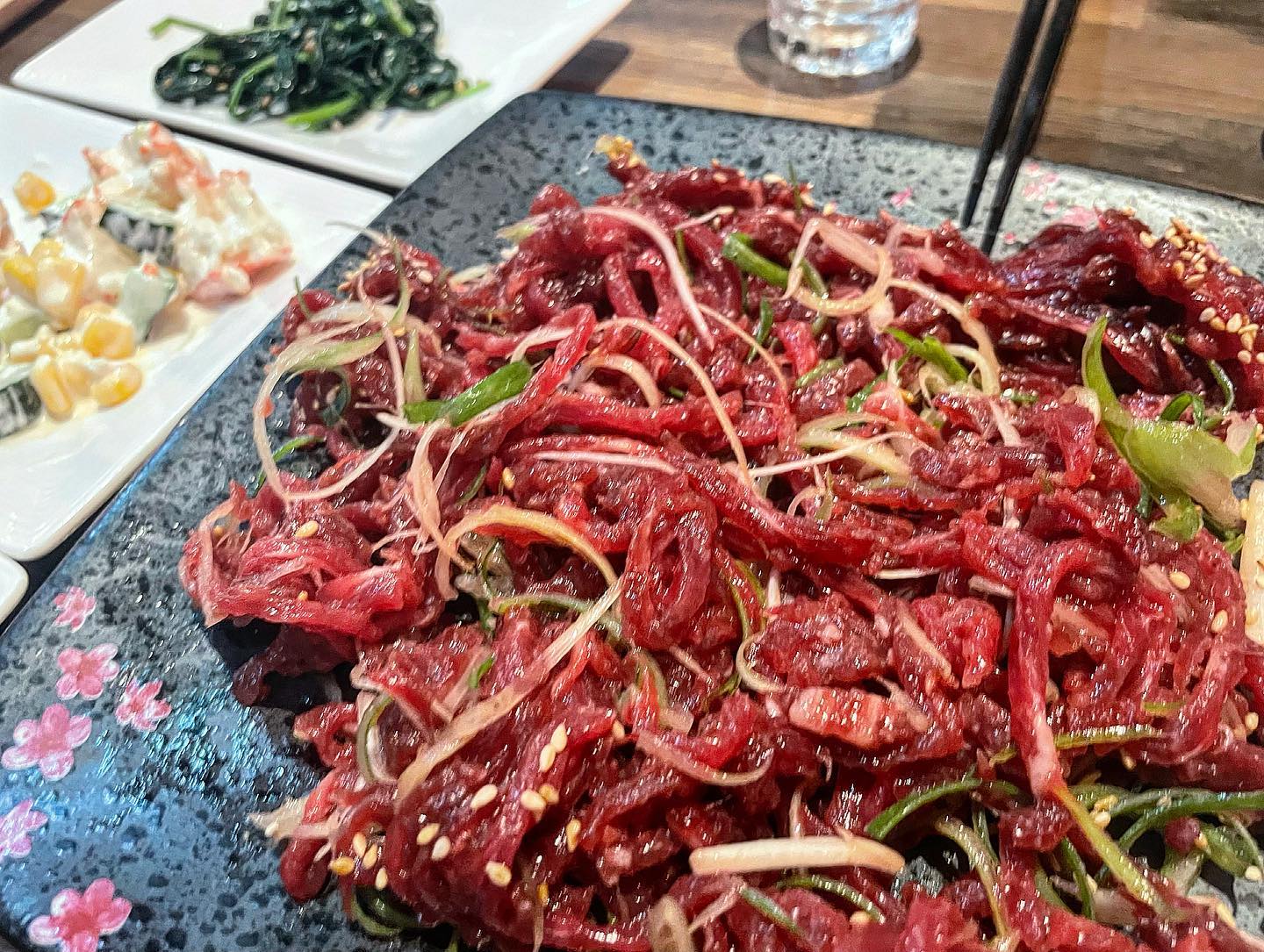 🏠예인생고기

동성로 디스퀘어 안에 숨은 맛집 발견!!! 먼저 나오는 반찬에 술일단 한명 먹었구여 ㅎㅎ 반찬도 다양하고 하나하나 너무 술안주 제격 맛도리 입니다. 육회는 양이 산더미 주먹처럼 뭉쳐져서 나왓을때 좀 작나?했는데 풀어헤치니까 무한 분수⛲️⛲️⛲️먹어도 먹어도 그대로라니~
입에 쫙쫙 붙는 맛 진짜 양념이랑 파채가 신의한수 손맛이 너무 좋으신듯 진짜 술을 멈출수없는게 곤란~
_
_
_
#대구예인생고기#반월당역맛집#반월당역맛집추천#육회맛집#육회먹방#대구육회#대구고깃집#중앙로역맛집#중앙로역맛집추천#동성로맛집#동성로맛집추천#삼덕동맛집#경대병원역맛집#대구맛집#대구맛집추천#동성로술집#고기스타그램#먹스타그램#먹스타맞팔#먹팔