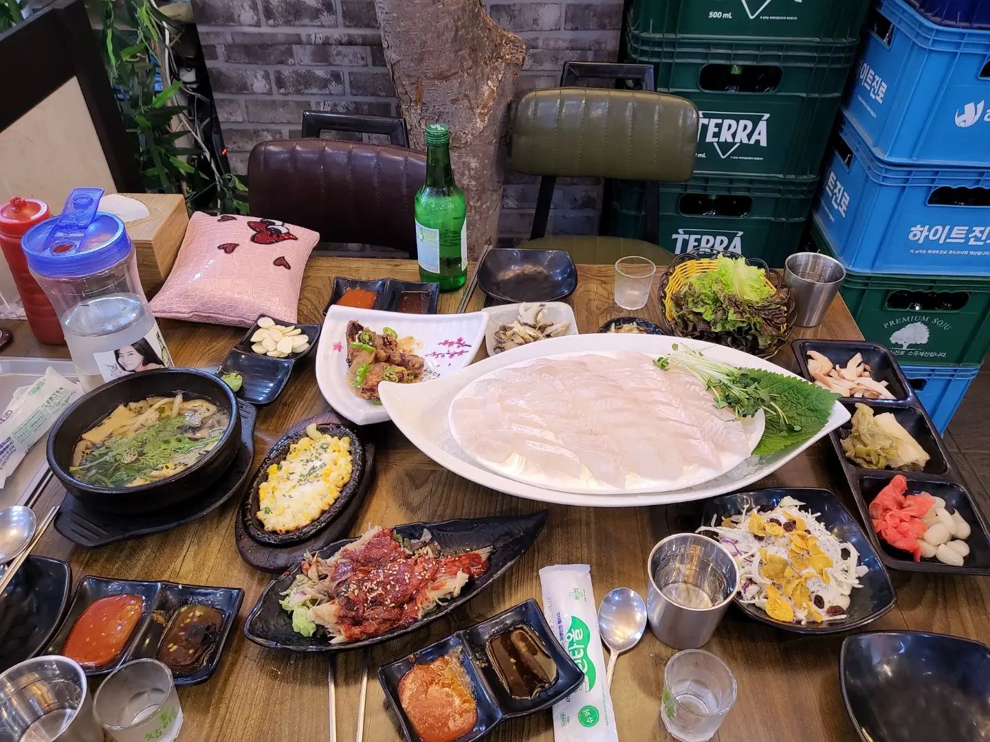 아빠기일 
한잔 은  아빠꺼  한잔은 내꺼 한잔은 
원망과 후회와  궁금증
아빠에겐  항상  궁금했다
아빠가 딸에대해  무슨생각을  하실까 
아빠가밉고 화나고 싫고  연민을 느끼기도하는
아빠는  불쌍하다 
사람들테이용당하고 팽당하셨으니 죽어서도  이용당했다 동생에게 
#아빠기일
#우울한날