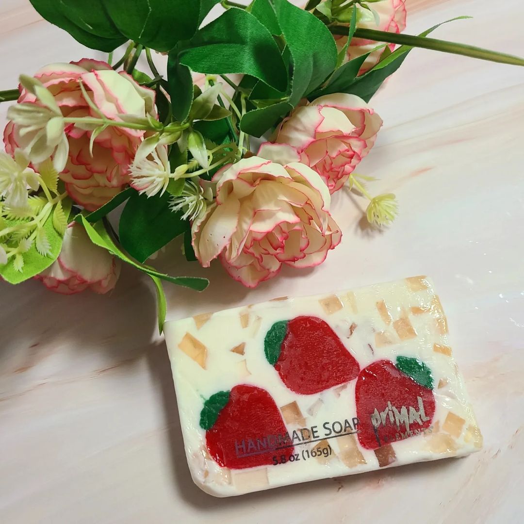 account run by mom on Instagram: “_#제품제공⁣ ⁣ ⁣ 🍓딸기향기가 폴폴나는 프라이멀엘리먼츠 비누🧼⁣ 예쁘기도 한데 향기까지 좋아서 자꾸만 씻고싶은 비누:)⁣ ⁣ 식물성 글리세린 25% 함유