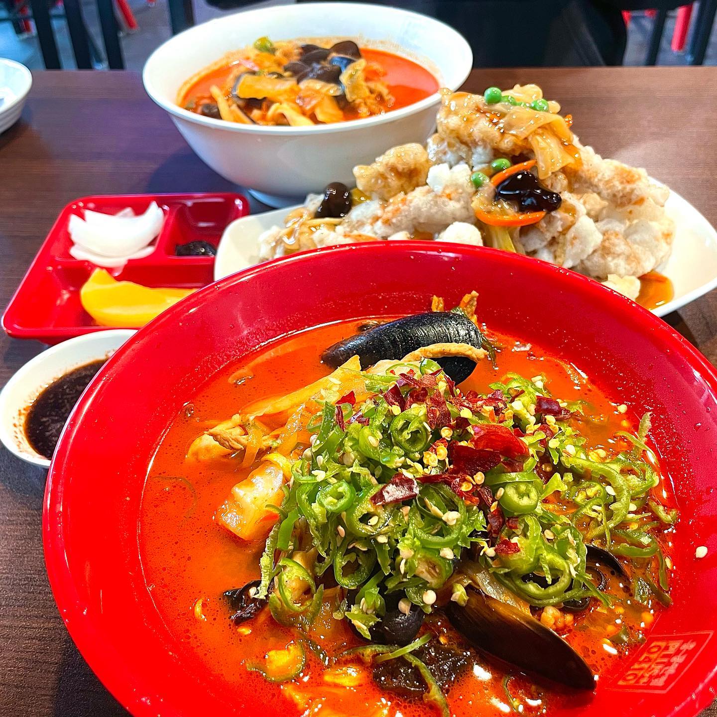 오늘은 원래 마라탕을 먹으려다,,
눈앞에 딱 보인 홍콩반점을갔다,,,(실은 짬뽕도 먹고싶었음)
어딜가든 보이던 흔한 프렌차이즈점이였지만
잘안갔었는데 오늘은 급 짬뽕이 땡기는 바람에 방문했다!👊👊

매운걸 좋아하는 덕후로써 고추짬뽕은 참을 수 없긩,,,
가격도 7000원으로 저렴한?편에 속하는거같다,,,
일단 가격 비주얼 합격,,, 맛? 두말할거없이 합격,,
뭐지 원래 이렇게 맛났나 싶을정도로 야무지게 다먹었었다ㅎㅎ
탕수육도 역시 JMT인듯,,,🥰 완뽕하고 마지막 입가심으로
연유꽃빵까지! 정말 배부른 한끼였당⭐️
.
.
📎홍콩반점0410
📎프렌차이즈점<성남태평점>
📎 경기 성남시 수정구 탄리로 73