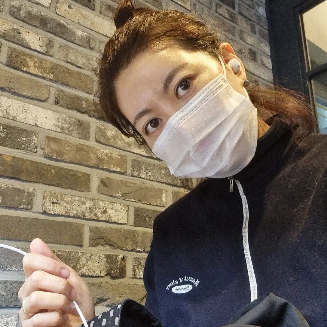 꺄꿍 오랜만 (잠을 못자 퀭하지만 눈빛은 살아있다) 

주말에도 스터디카페에 왔다. 
그동안 어떻게 지냈냐면 필기만 합격해서  반쪽짜리였던 보석감정사 드뎌 실기 통과해서 진짜 보석감정사가 됐으며,
필쏘울 이라는 스마트스토어를 운영하며 가내수공업자의 길에 접어 들었다.

 사주명리학과 접목하여 원석 팔찌를 제작해 판매하는데 아직 시스템이랄게 없어서 체력과 시간과 온 영혼을 갈아넣는다. 
 밤에는 구슬을 꿰고 낮에 애 등교하자마자 스터디카페와서 집중적으로 사주보고서 쓰고, 마감시간에 쫓기며 택배보내고. 주말이지만 오늘도 먹는 시간 아껴가며 머리에 쥐날만큼 치열하게 보냈다. 

시간이 흐를수록 믿음이 강해진다. 점점 더 잘 만들고 더 잘 보게 됨을. 끊임없이 공부하고 발전하는 내 자신을 칭찬한다. 과연 10년 뒤면 어떻게 될까?! 나만의 독자적인 영역을 구축하고 있다는 확신. 몸은 힘들어도 정신적으로 충만한 상태를 달리며, 현재는 내가 제일 잘 살고 있는 것 같은 만족감이 들어서 오랜만에 썰 풀었다. 

#열일하자 #세일끝 #필쏘울 #어버이날선물 #달리자 #고객만족끝판왕 #사주심리상담사 #국가공인보석감정사 #색채심리상담사 #나의업 #아름다움을만드는일 #개운팔찌 #사주팔찌