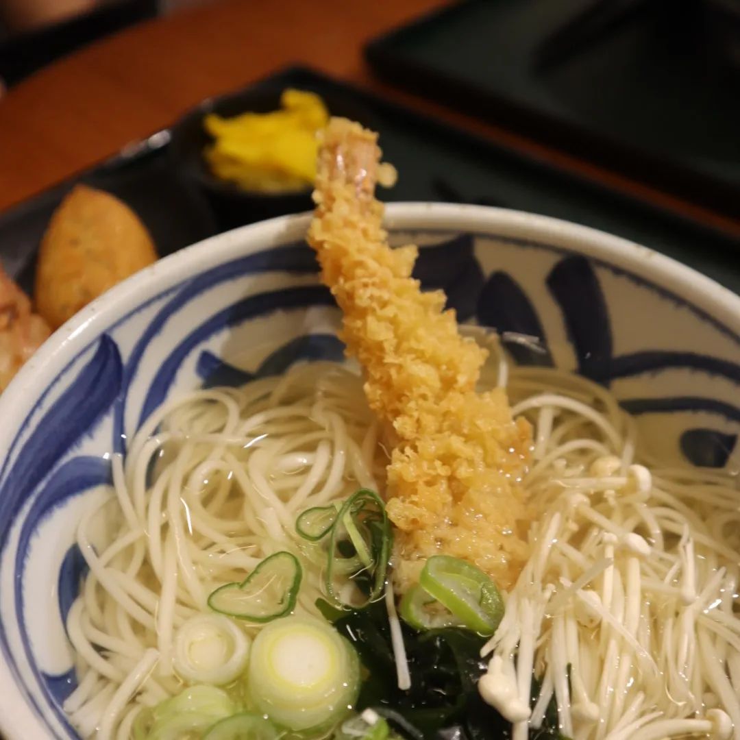 Miseon Lim on Instagram: “#협찬 . 360년을 이어온 일본 장인의 손맛 진가와 현대박화점 대구점 🍜 . 면발과 국물이 달랐던 진가와 현대백화점 대구점 ❣ 얇은 우동면, 진한 육수가 특징 . 3일동안