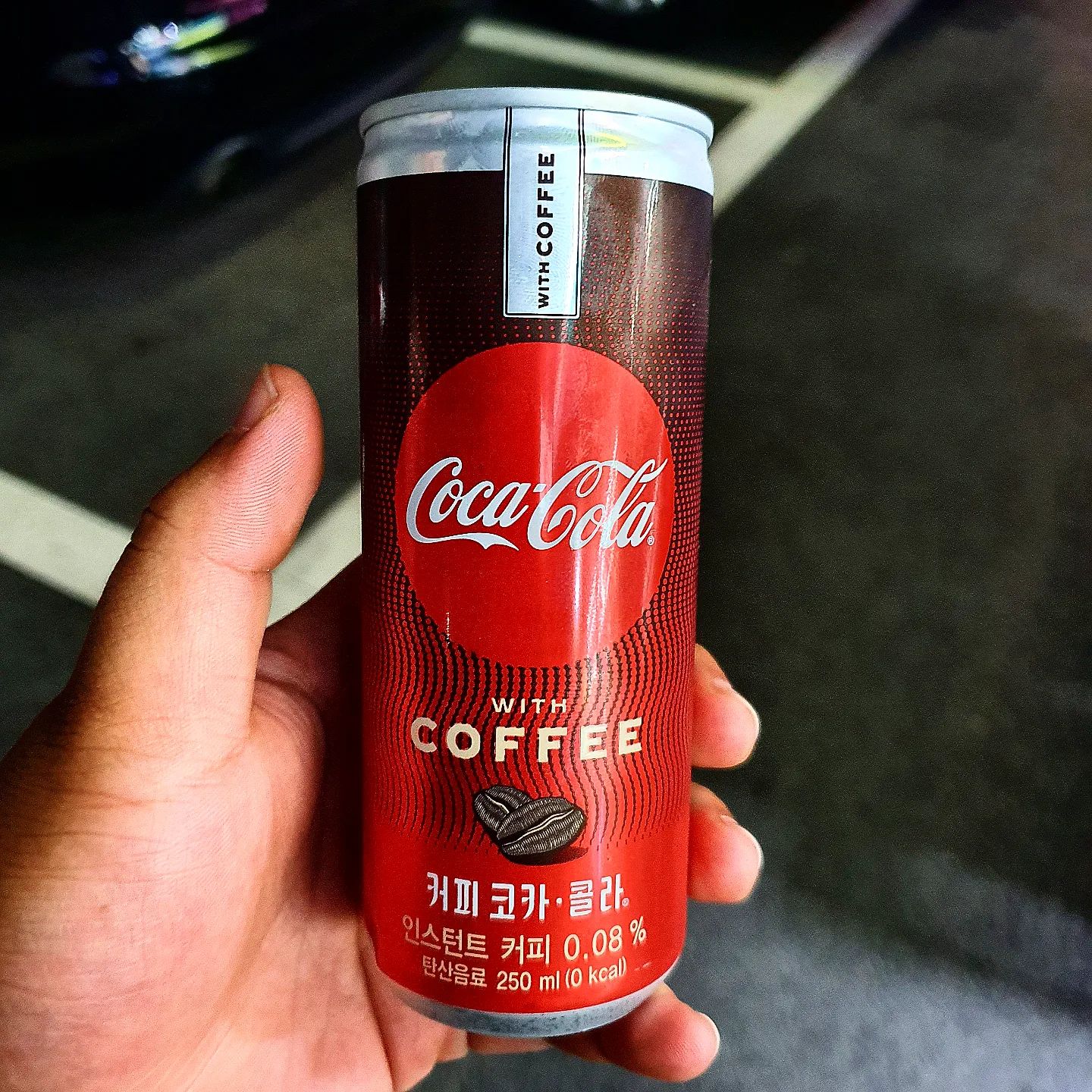 🥤지금은 사라진 커피 코카콜라 후기🥤

할많하않...😮‍💨 코카콜라에게 처음으로 실망😔
이것도 저것도 아닌 굉장히 혼란스러운 맛..😵‍💫

.

.

.

.

.

.

#먹스타그램 #맛스타그램 #맛집수집 #맛집수집가 #음료 #음료수 #콜라 #코카콜라 #커피 #커피코카콜라 #코카콜라커피 #코카콜라의실수 #노맛 #우엑 #콜라리뷰 #펩시 #먹팔 #먹팔맞팔