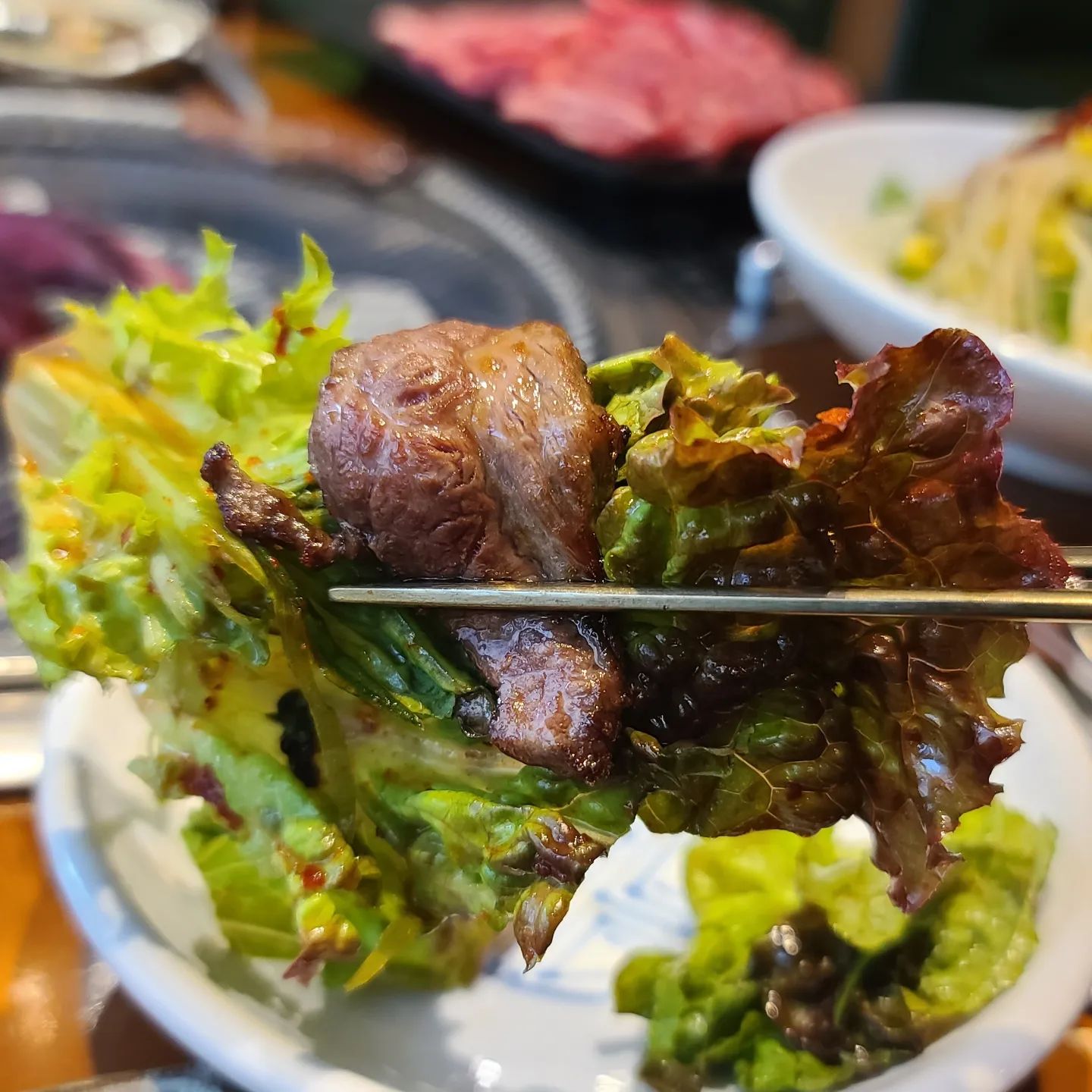 고기 빛깔이 대박
넘 먹음직하고 신선하다는걸 느낄수 있어요
소고기 좋아하는데요
고기9단에서 판매하는 고기도 질이 좋아서 
맛있게 구워서 먹기만 하면 된답니다.
숯불이 고운 고기
신선하고 질 좋은 고기를 숯불이 구우니 맛이 당연이 최고인듯.
고기 한판을 시키면 추가 주문이 가능한 4가지가 제공되는 9단세트
김치찌개 초밥 한우육회 쫄면
요건 무조건 주문해야한다는...ㅎ
#침산동고기집
#고기9단침산직영점
#대구침산동맛집
#침산동회식
#침산동소고기
#대구북구소고기
#침산동돼지고기