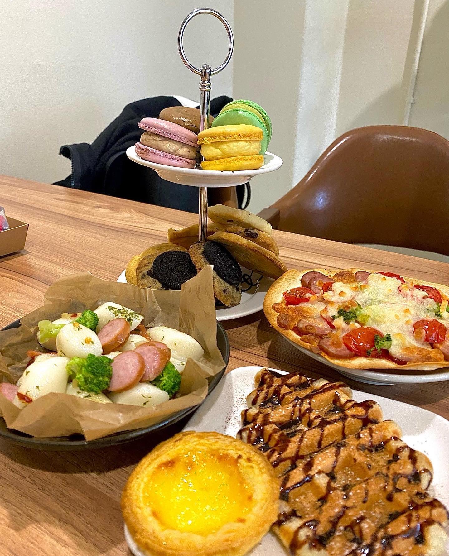 아늑한 분위기와 다양한 메뉴가 있는 카페시옹🧡💛

안녕하세요! 얼마전에 친구를 따라서 괴정동에 있는 카페시옹을 가게 되었습니다!

이름도 너무 기엽죠 카페시옹..ㅎㅎ 시옹이라는 뜻을 보니까 세상이 평화롭고 화평한 때를 말한다고 해요!! 이름만큼 아늑하고 평화로운 곳인것 갈아요!

이 카페 분위기를 말하면 한층으로 되어있는데 자리도 넓고좋더라고요 의자도 편해서 공부하거나 , 얘기를 해도 편하게 오래 머물다 가기 좋을것 같아요🏠

카페를 같이온 친구의 언니분이 일하고 계셔서 많은 음식들을 맛보게 되었는데 음식들이 하나같이 예쁘고 맛있어 보이지 않나요?!!🥹

사진찍고싶은 욕구를 불러일으키는것 같아요📸
쿠키도 직접만드시고, 주문하면 바로 만들어주시는것 같더라고요 ~~
하나같이 너무 맛있었어요!

샌드위치도 진짜 크고 맛있더라고요!
카페에서 배고플때 한끼도 같이 해결 할 수 있을것 같아요!

블루베리요거트 스무디도 먹어봤는데 요거트파우더보다 과일함량을 좀더 높게하셔서 느끼하지않고 끝까지 맛있더라구요🫐

가격대도 브런치가게에 비해서 비싼편이 아니라서 가볍게 간식으로 먹기에도 부담이 없고 좋을것 같아요!!

이제 배달도 시작하신다고 하니 대전 괴정동 주변에 사시는분들은 배달하셔서 드셔보셔도 좋을것 같아요!!

💗조용한 분위기의 카페를 좋아하시는분
💗가볍게 브런치를 드실분
💗쿠키를 좋아하시는 분
들이 좋아하실것 같더라구요
이외에도 가보고 싶으신분들은 방문해보시는걸 추천드립니다❣️

#대전카페맛집 #대전괴정동카페 #대전카페추천 #대전브런치맛집 #대전브런치카페 #괴정동카페추천 #카공카페 #대전카공카페 #분위기좋은카페 #카페맛집 #대전카페맛집 #괴정동맛집 #대전서구카페 #대전쿠키맛집 #쿠키맛집 #선팔하면맞팔 #선팔 #맞팔 #맞팔해요 #맞팔환영 #대전배달카페 #괴정동배달카페