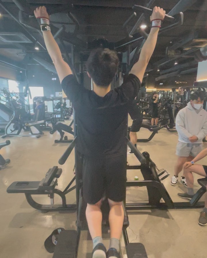 오랜만에 운동일지
4/30
오운완:등
데드리프트)20KG-10개:1SET
  40KG-10개:1SET
  60KG-7개:1SET
  70KG-7개:1SET
  80KG-7개:1SET
  100KG-4개:2SET
어시스트 풀업)25KG-20개:1SET
 -15개:1SET
 -10개:1SET
어시스트 딥)25KG-20개:3SET
시티드 로우)25KG-25KG-25개-3SET #오운완 #운동 #등 #헬스
