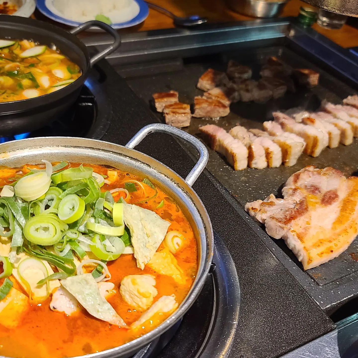 포크팬의 큰 고기판에 2구 화로는 다양하고 푸짐하게 즐길수 있도록 최적화된 시스템이죠.
돼지고기 삼겹살은 냉동이 아닌 냉장인 생삼겹과 생목상이라는...훈제오리
목살 뿐아니라 생막창 항정살에 수제소세지와 수제어묵도 있다는...
고기초밥도 만들어서 먹고
배가 터질듯이 먹으니 진짜 넘 맛나게 잘 먹었답니다...
다른 고기뷔페에서 만날수 없는 고 퀄리티의 고기와 다양한 고기뿐 아니라 부수적인 음식도 가득해서 뭔 어떻게 먹을지 고민하게 만드는 포크팬은 
돈이 아깝지 않다는 생각이 들 정도네요
셀프바에서 거기부터 다양한 음식을 눈치 볼 필요없이 바로바로 가져다 먹을수 있는 시스템이라 부담없이 넘 좋아요.
마지막까지 스타벅스 원두로 내린 아이스아메리카노까자 야무지게 챙겨 마시고 왔답니다.
진짜 언제와도 늘 만족하고 일어서게 되는 곳이예요..
여기 일단 드셔보시면 왜들 여기 거기가 좋다고 하는지 아실거예요^^
맛있고 좋은 고기릉 부담없아 무한으로 즐길수있는 
대구뷔페 고기집 포크팬 쵝오!!
#대구뷔페 
#대구복현동맛집 
#대구복현오거리맛집 
#대구경북북문맛집 
#대구무한리필고기집 
#복현오거리맛집 
#대구고기집 
#대구고기뷔페
#복현동맛집 
#경북북문맛집 
#포크팬