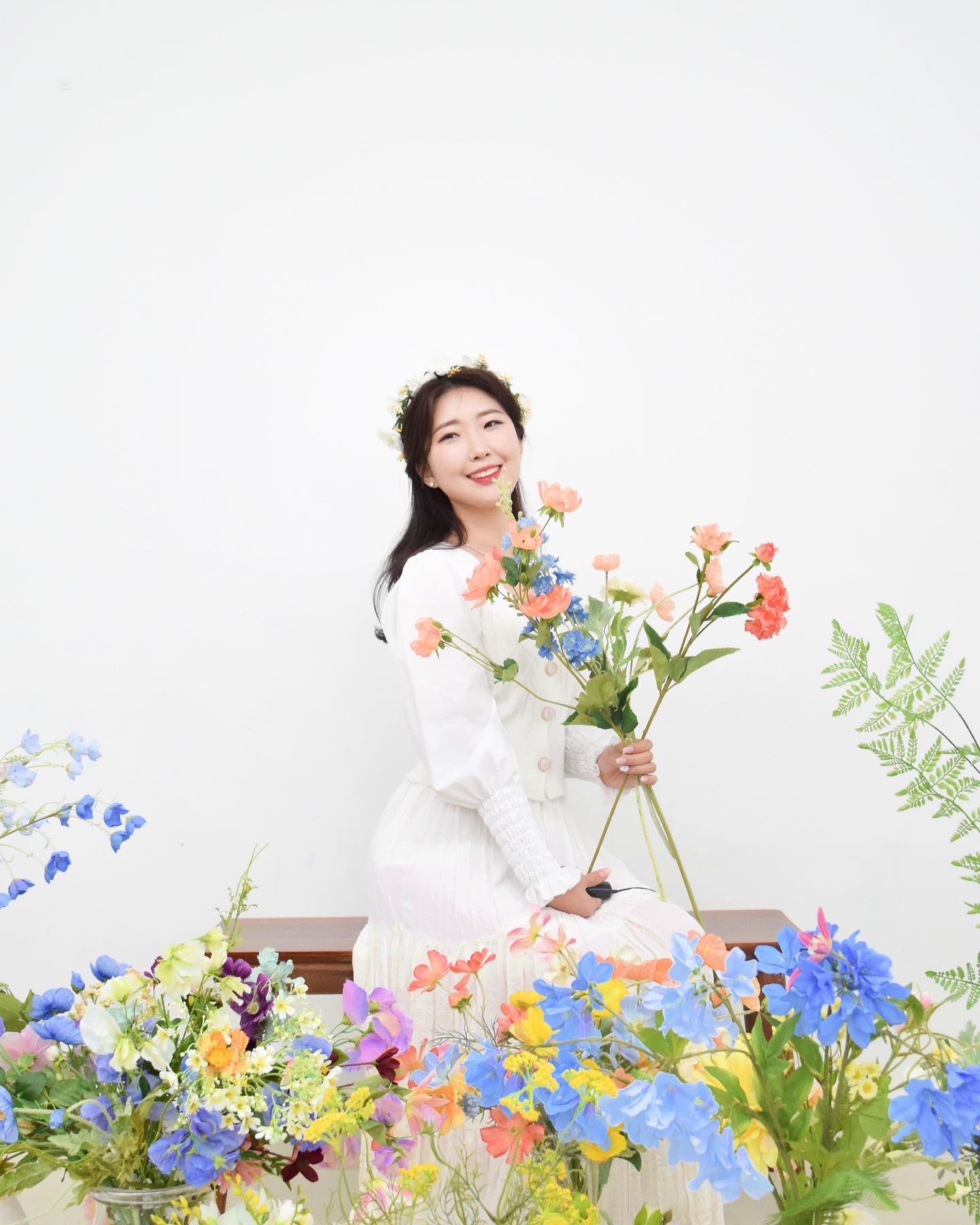 꽃 속에 파묻혀 있는 듯한 곳🌸
그 안에서 자유롭게 표현할 수 있는 공간
flowerga1pi #꽃갈피사진관 🌷

 40분동안 자유롭게 셀프촬영이 가능하며, 예쁜 꽃들과 자연 채광을 활용하여 인생사진을 건질 수 있다구요🥹💓

 작가님, 다음번엔 프로필 찍으러 갈게욥😎 

 💄메이크업 예쁘게 해주신 private_makeup_official 선생님듀 감사합니댜🌷

#셀프스튜디오 #프로필사진 #꽃프로필 #꽃갈피사진관 #잠실사진관 #셀프사진관 #셀프프로필사진 #셀프프로필촬영 #프로필메이크업 #수완메이크업 #광주메이크업 #서울스튜디오
