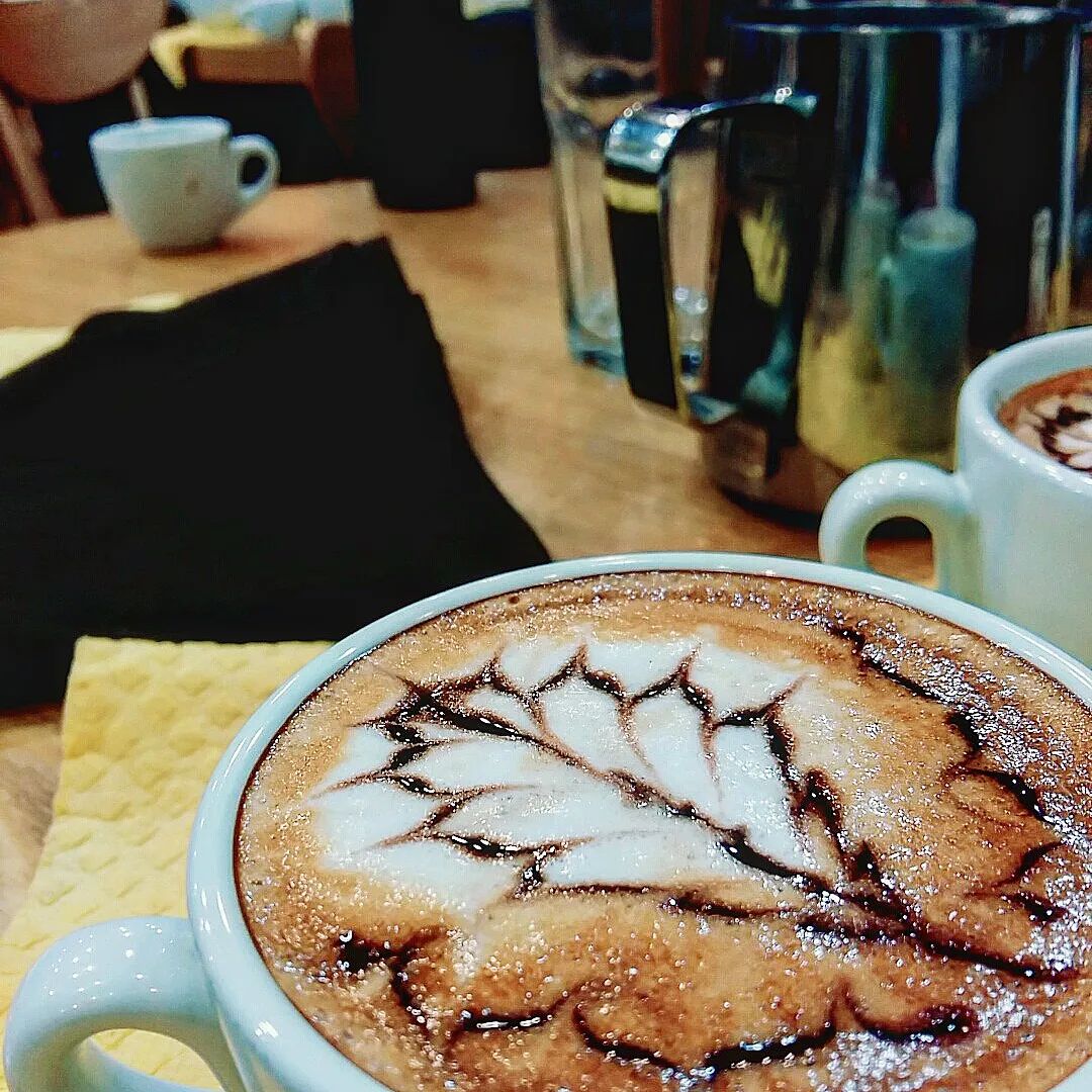☕️나의 본업은 바리스타!☕️

내가만든 카페모카☕️ 위에 나뭇잎 하나 🌿 
급히 마시다 체할까봐..나뭇잎 하나 띄워드립니다...😌
본업으로 언제돌아가나...😅

.

.

.

.

.

#먹스타그램 #맛스타그램 #맛집수집 #맛집수집가 #커피스타그램 #카페스타그램 #바리스타 #바리스타수업 #라떼아트 #라떼아트초보 #예쁜라떼 #예쁜라떼아트 #카페모카 #소스에칭 #소스에칭아트 #나뭇잎라떼 #나뭇잎그림 #똥손 #먹팔 #먹팔맞팔