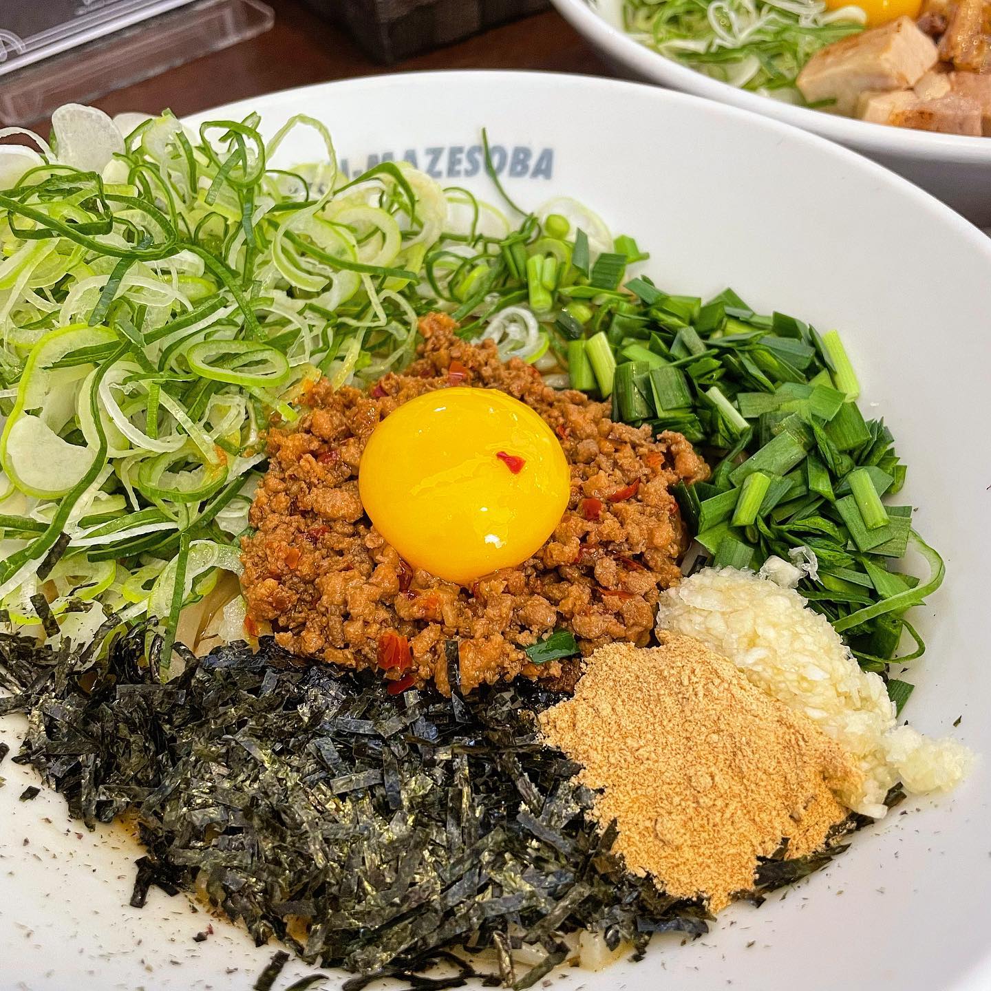 #잠실맛집 #멘야하나비 

🔥주말 점심으로 마제소바💜

하루 30인분 한정인 '도니꾸 마제소바'를 먹고 싶었지만 
오전 15인분 품절 ㅜ

기본에 파 낭낭하게 추가해서 냠냠😋

🔥 마제소바_11,000 (파 추가_1,000)
🔥 네기시오 마제소바_14,000

#송리단길맛집 #송리단길핫플 #마제소바 #맛집추천