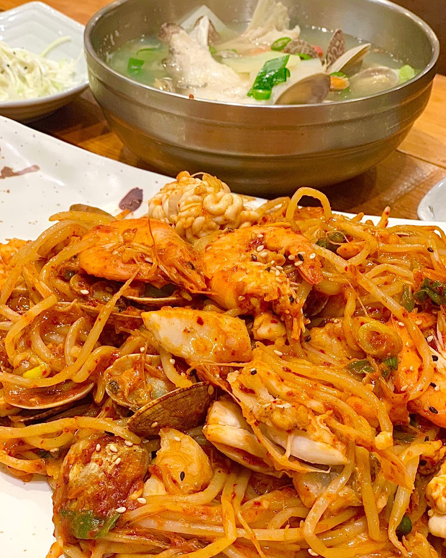대구에서 먹는 진짜 대구탕,대구찜 <해맑은 대구탕>😊❤️

대구에서 대구탕 먹으면 얼마나 맛있게요..!!😌 

이렇게 대구가 살이 꽉 차있는 경우가 있냐며,,
살이 오동통통 보드라우면서도 탱글탱글한 식감이
정말 너무 좋은 해맑은 대구탕,대구찜👍🏻❤️

대구찜은 아삭아삭 콩나물 가득에
조개, 새우, 곤 등 해산물이 푸짐하게 들어있는데🦐🐟
적당히 매운맛이 밥과 함께먹으면 정말 찰떡🍚
소자 시킨거 맞나? 싶을 정도로 양도 엄청 많았다🙆🏻‍♀️

칼칼한 해물대구탕과 함께 먹으면 밥도 술술 넘어간다
해물탕 한가득 들어있는 조개며, 대구며,,🤭

전체적으로 해산물이 정말 신선하고 간도 딱 맞아서
너무 만족스러웠던 곳!

산뜻하게 맞아주시는 사장님도 정말 친절하시고
서비스도 최고,,👍🏻
부모님 모시고 갔었는데 부모님도 만족하신 진짜 맛집🥰❤️
대구에서 대구탕,찜은 무조건 해맑은 대구탕이에요!

✔️해물대구탕 12.0  해물대구찜 (소)27.0
✔️ 대구 수성구 달구벌대로652길 69-5
✔️ 매일 11:30-21:00