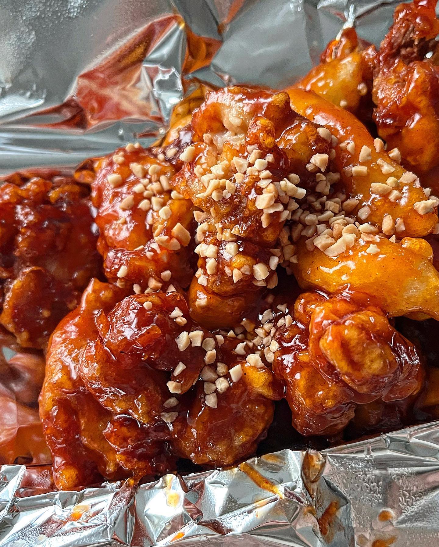 <방이시장 큰집닭강정>
자부할수 있는 방이시장 맛집!

닭강정들 딱딱하고 튀김옷만 한가득인 경우가 많은데 큰집은 고기 양도 많고 살도 연해요👍 
단돈 6,000원에 2명이서 딱 좋게 먹을 수 있고 특히 떡은 추가도 할만큼 쫄깃하고 신선해요🍡

#먹스타그램 #나랑_송파 #나랑_방이 #큰집닭강정 #방이시장 #방이시장맛집 #방이동맛집 #방이시장닭강정