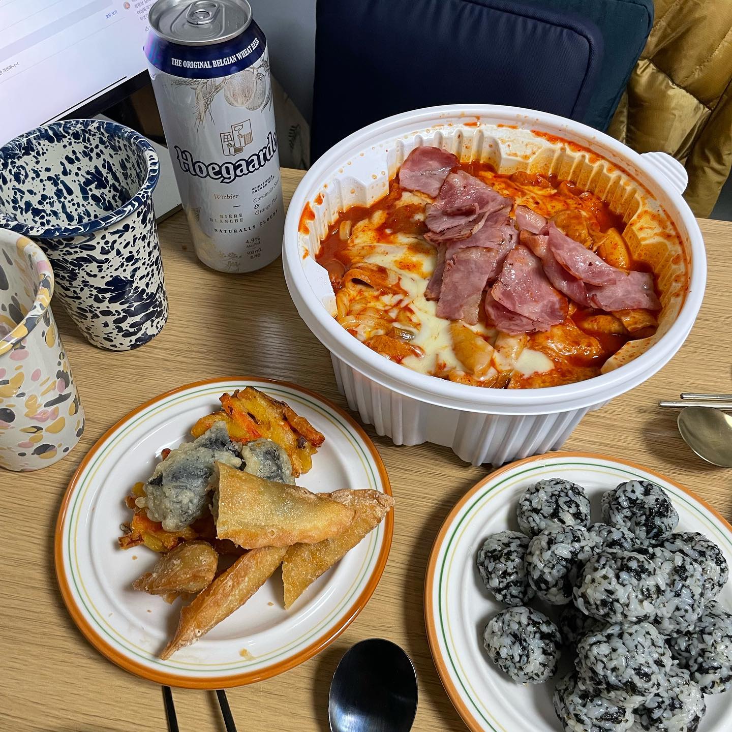 #엽떡 #야식추천 #동대문엽기떡볶이

스트레스 폭팔엔 엽떡이 진리 🔥🔥🔥🔥🔥
한달에 한번은 무조건 먹어줘야 정신이 빠딱 듦...! 집에 있는 베이컨까지 챱챱 구워서 먹으니까 세상 미친 맛 😏⭐️ 다음날 남은 엽떡에 볶음밥 해먹는 거 잊지말긩 ✔️✔️✔️