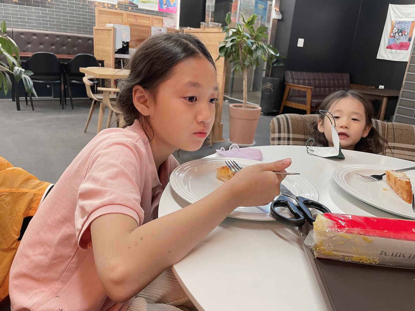 맨날 숙제 많아서 괴로워하는 첫째 딸ㅠㅠ
왜 동생들은 숙제 없냐고 억울해한다
불쌍한 우리 첫째
노는 거 잘하고 친구들이랑도 관계 너무 좋고 항상 밝고 때 안타고 
농악수업 흥미 갖고
매일 개개개갱 갱갱갱갱 하는거 엄마가 그거 아주 멋있게 생각하는데
공부 못해두 되는데, 
주어진 일은 하고 놀자
엄마 닮아서 그런거 다 알지만 
너는 화이팅 해라 내새끼❤️

첫째여두 애기같은 우리딸

#몇살때까지애기인가요여러분
#울지마바보야 
#첫째딸
#현지은11