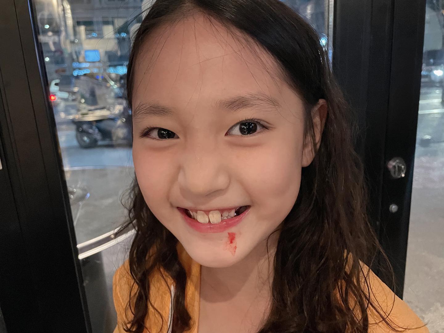 야식시켜먹고 상차리기, 쓰레기버리기등
집안일 그 어떤 것도 하기싫어서 
야식 먹으러 나감 ㅋㅋㅋㅋㅋㅋ

그녀들이 먹은 건 체리가 아니었습니다
체리 과즙이 묻은게 아니라구요!!!
무려 간!!! 소 간이었습니다!!
사장님이 오늘 들어왔다고 간 좀 드릴까요하셨는데
애들이 네!!!!!! 해버린것…

그래가지고 곱창 먹기전에 
간이랑 천엽을 저렇게 먹는다고? 
편식 좀 해 여러분….

#그렇다고다잘먹는건아님
#세자매