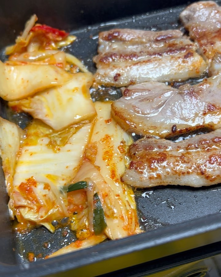 삼결살은 절대 자르지 않고 
튀기듯 구워 먹는게 베스트에요😎
김치는 무조건 삼겹살 기름에 구워야 제맛🖤

#땡초러버_야식