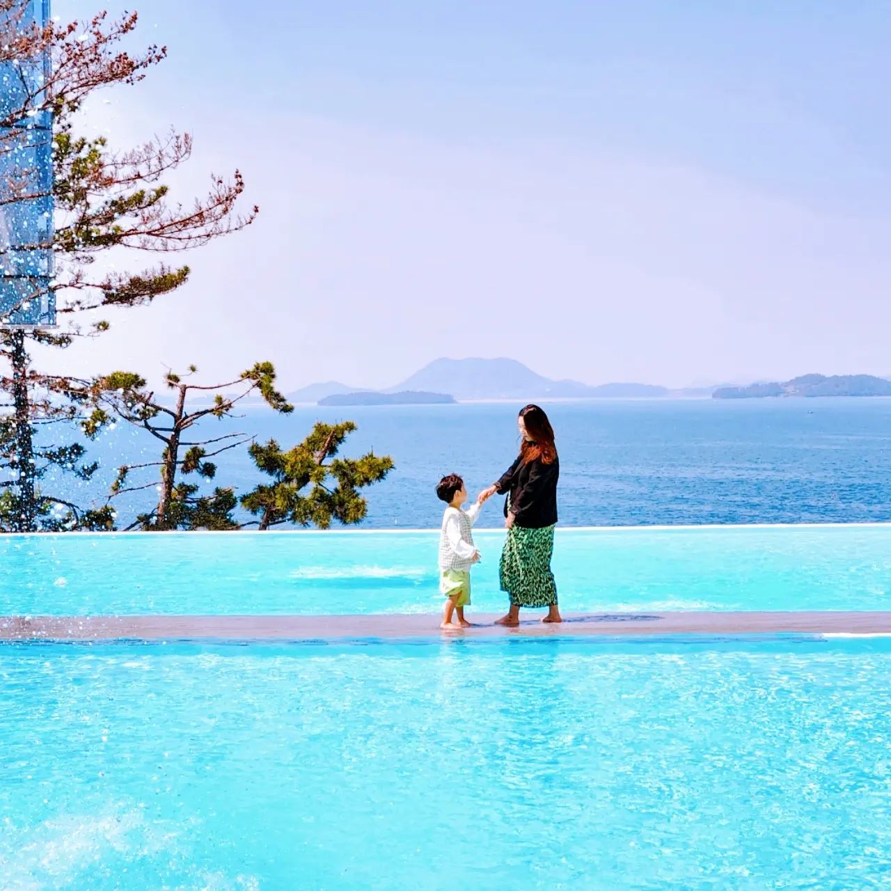 🏝🌞

#만삭여행
.
.
전날은 날씨가 흐림이라
사진도 얼마못찍고 아쉬웠는데 
가는날은 햇빛도 쨍쨍 날이 너무 좋구나
나 날씨요정이었는데 약빨끝났나봄!
.
사진이 점점 삐뚤빼뚤 
오빠 수평만 제발 맞추자 ㅋㅋㅋ
.
#아들이랑 #엄마와아들 #여행샷
#리조트추천 #여수 #여수여행 
#인생샷건지고픔 #만삭 #여행스타그램
#라테라스리조트 #만삭여행🤰
