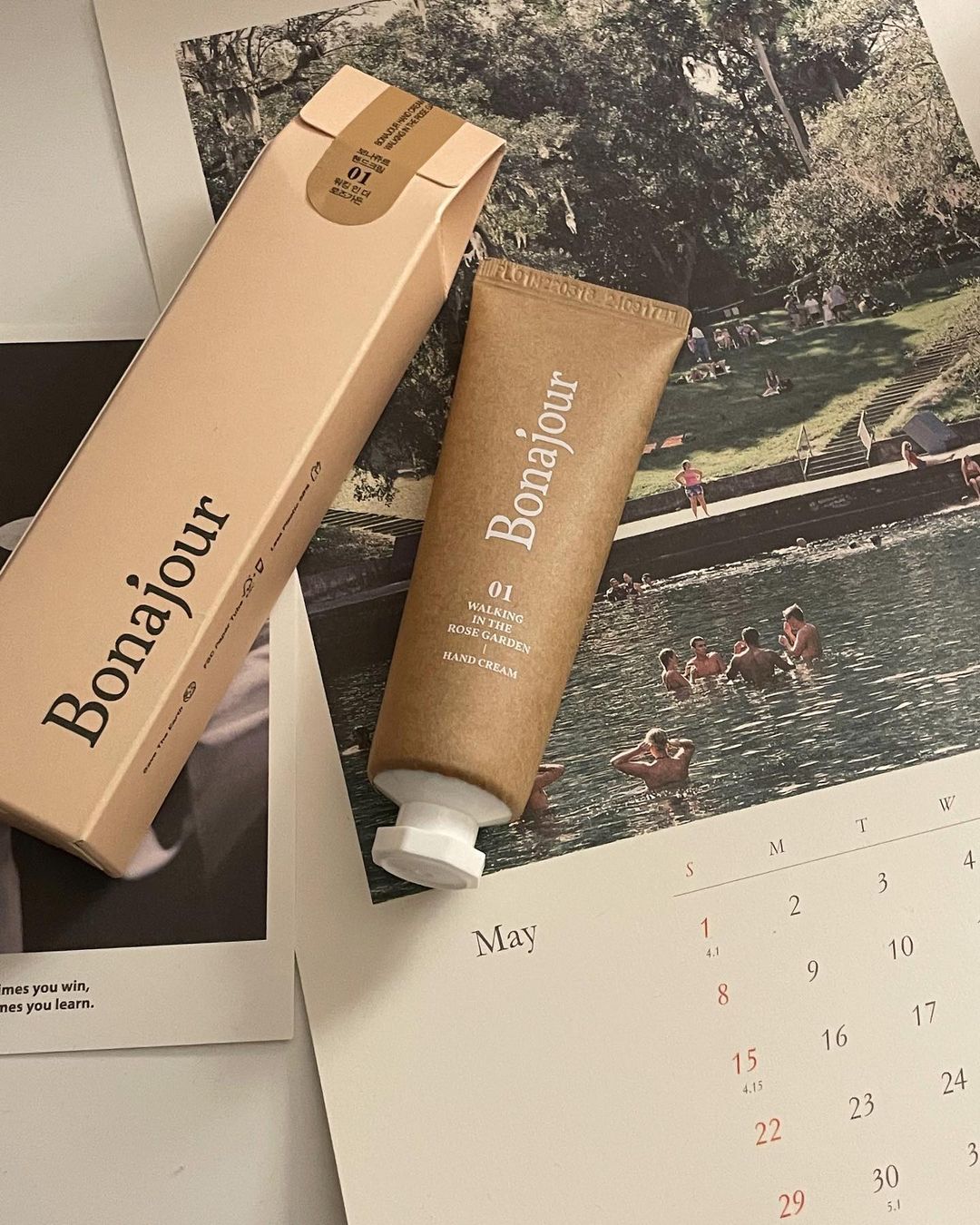 김지연 on Instagram: “#광고 세상 감성적인 핸드크림 추천해요🧸 대표 비건화장품 브랜드 보나쥬르에서 퍼퓸 종이 핸드크림을 출시했어요❕ 향은 두가지인데 저는 워킹 인 더 로